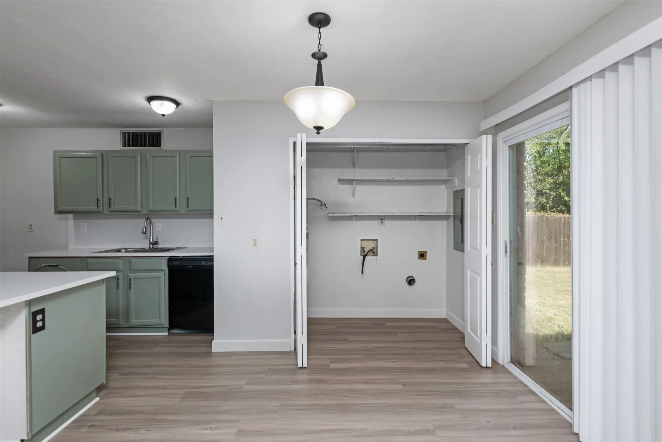 Single Family Residence For Rent in Collin County , 722 Circle Cove Drive, Allen, Texas 75002, 3 Bedroom, 2 Bathroom, 1 Garage spaces, 1,347 Sqft, built in 1980, mls#21381250, Real Estate Agent in Allen, Homes For Rent in Collin county, Homes For Rent in Allen, Realtor in Allen Texas, Real Estate Brokerage Independent Realty Texas, Luminita Cordes Realtor