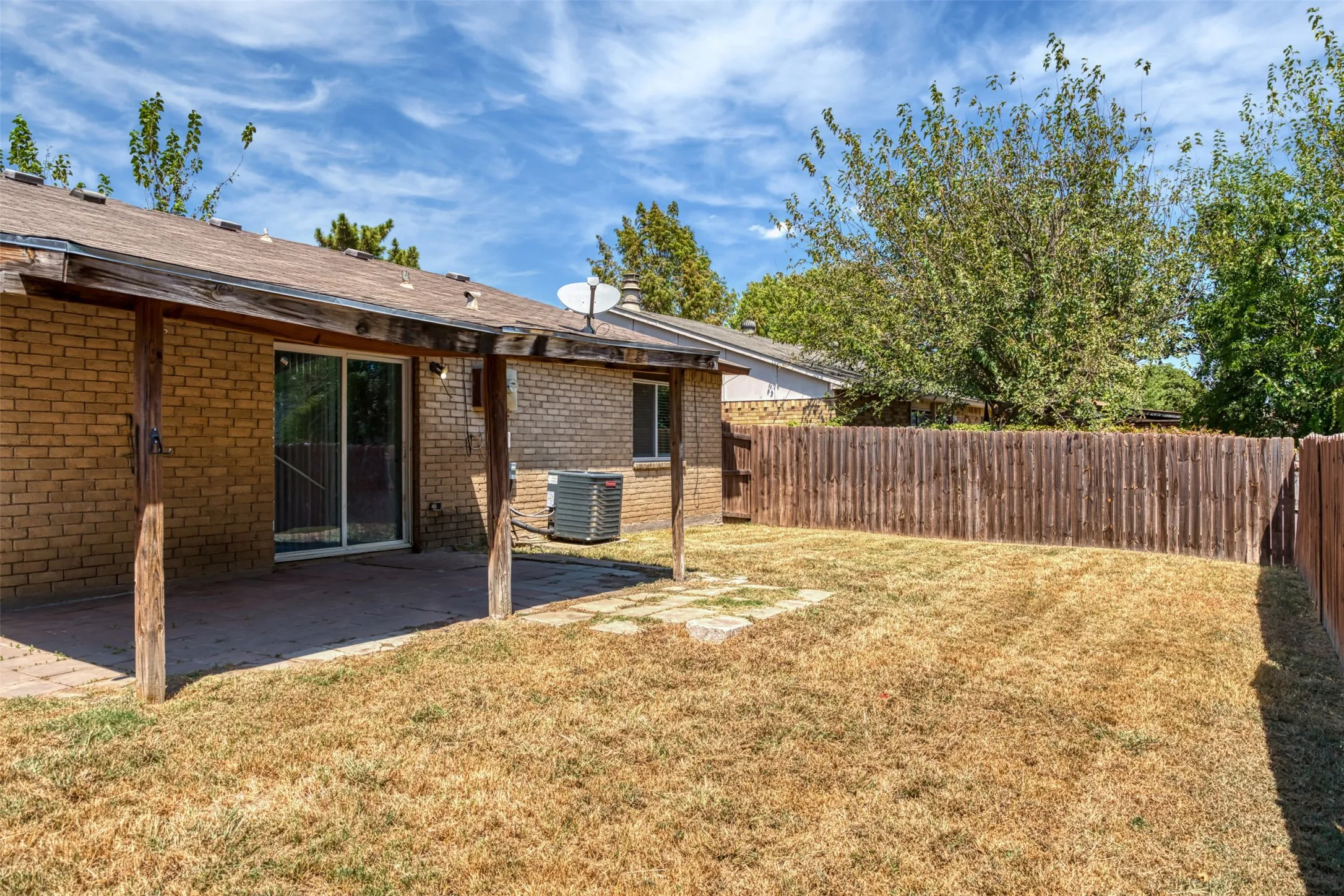 Single Family Residence For Rent in Collin County , 722 Circle Cove Drive, Allen, Texas 75002, 3 Bedroom, 2 Bathroom, 1 Garage spaces, 1,347 Sqft, built in 1980, mls#21381250, Real Estate Agent in Allen, Homes For Rent in Collin county, Homes For Rent in Allen, Realtor in Allen Texas, Real Estate Brokerage Independent Realty Texas, Luminita Cordes Realtor