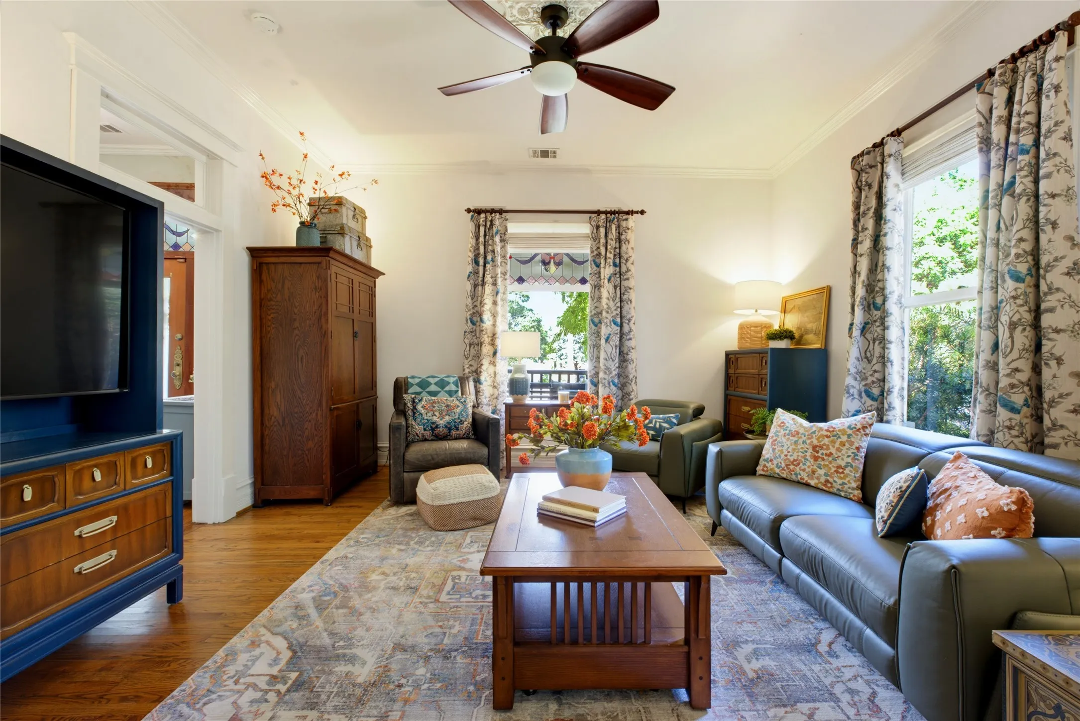 Single Family Residence For Sale in Dallas County , 4738 Victor Street, Dallas, Texas 75246, 3 Bedroom, 3 Bathroom, 2 Garage spaces, 2,943 Sqft, built in 1906, mls#21354750, Real Estate Agent in Dallas, Homes For Sale in Dallas county, Homes For Sale in Dallas, Realtor in Dallas Texas, Real Estate Brokerage Independent Realty Texas, Luminita Cordes Realtor