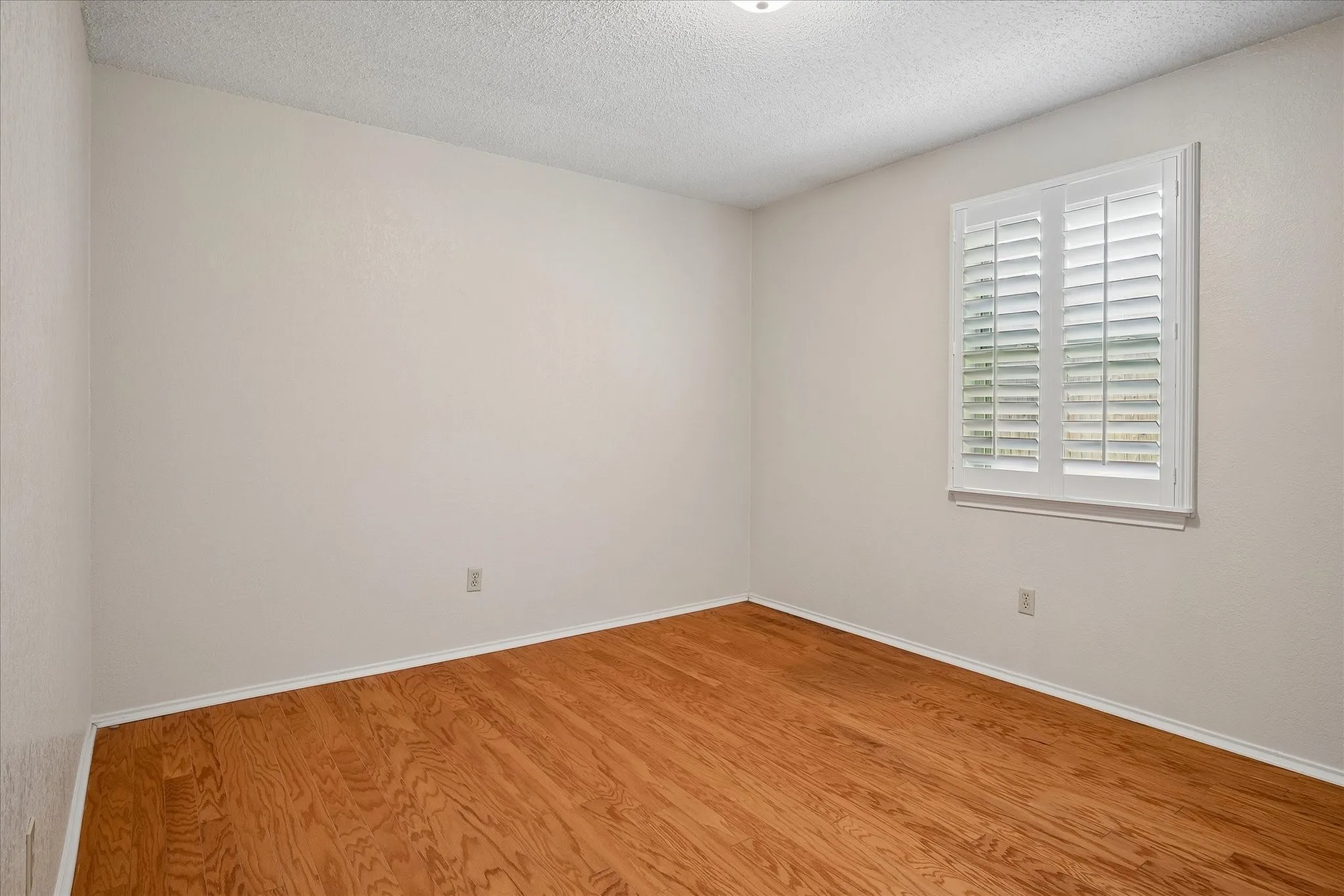 Single Family Residence For Sale in Tarrant County , 5516 Valparaiso Trail, Arlington, Texas 76017, 4 Bedroom, 2 Bathroom, 2 Garage spaces, 2,116 Sqft, built in 1978, mls#21376339, Real Estate Agent in Arlington, Homes For Sale in Tarrant county, Homes For Sale in Arlington, Realtor in Arlington Texas, Real Estate Brokerage Independent Realty Texas, Luminita Cordes Realtor
