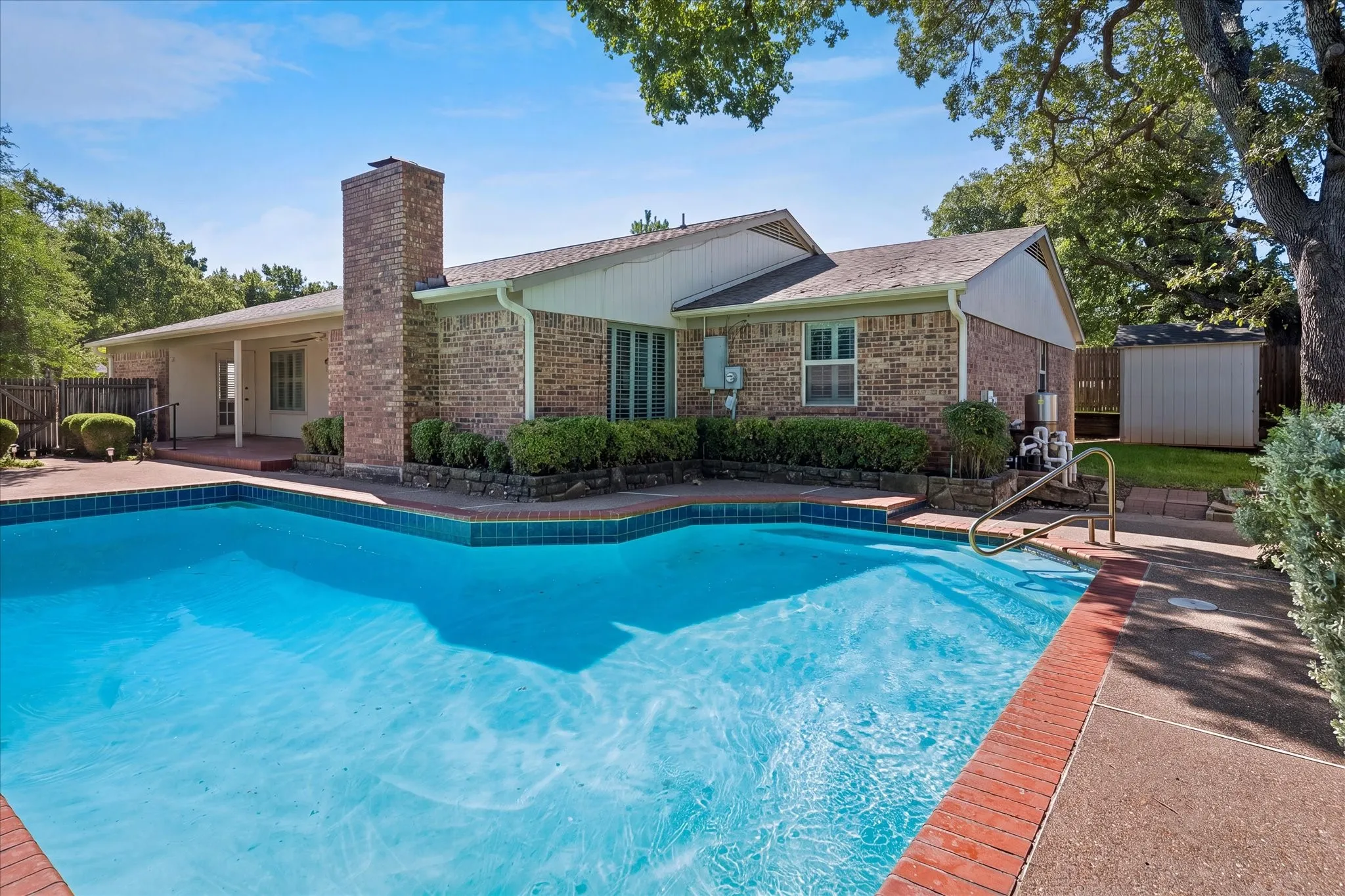 Single Family Residence For Sale in Tarrant County , 5516 Valparaiso Trail, Arlington, Texas 76017, 4 Bedroom, 2 Bathroom, 2 Garage spaces, 2,116 Sqft, built in 1978, mls#21376339, Real Estate Agent in Arlington, Homes For Sale in Tarrant county, Homes For Sale in Arlington, Realtor in Arlington Texas, Real Estate Brokerage Independent Realty Texas, Luminita Cordes Realtor