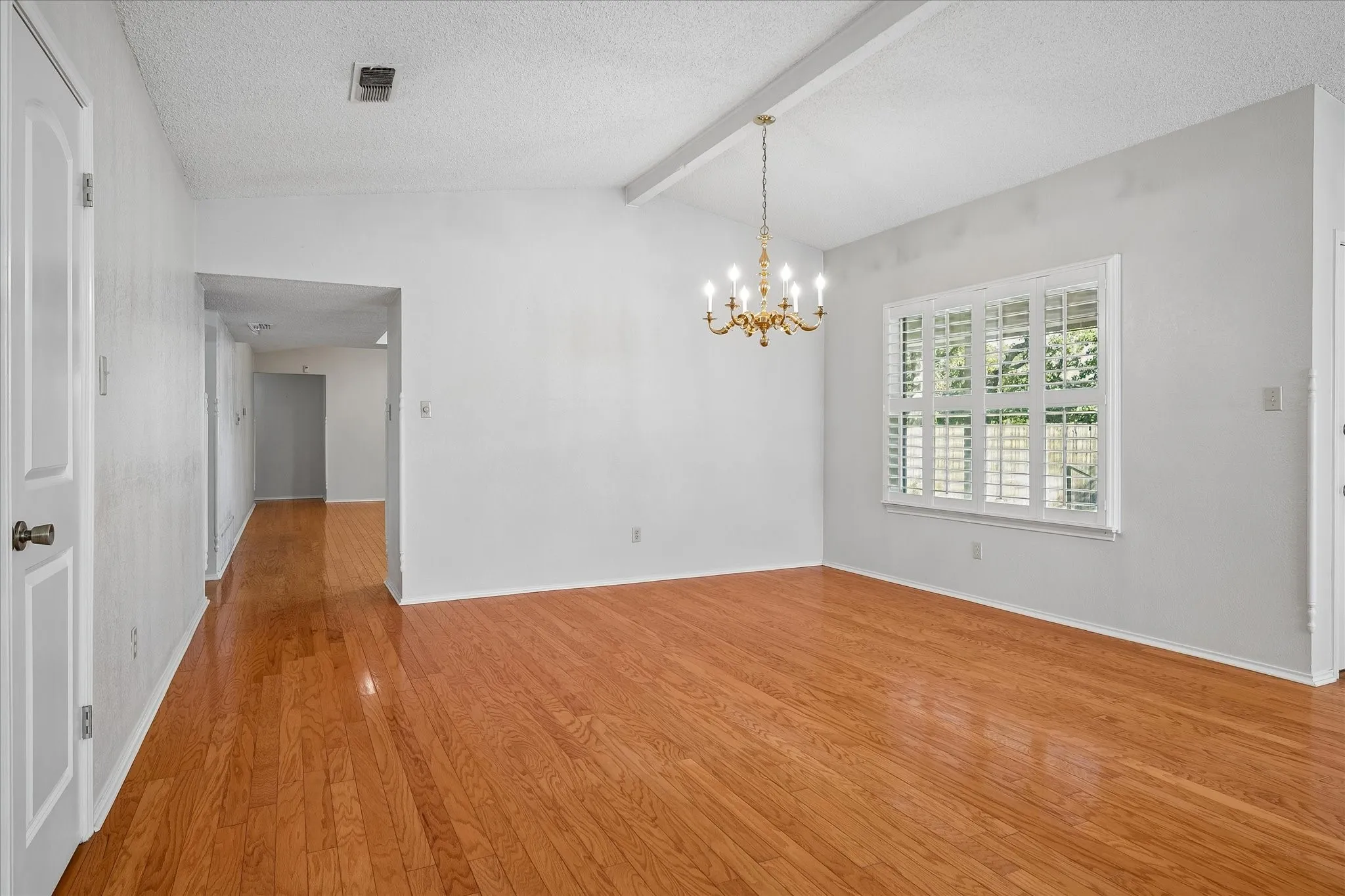 Single Family Residence For Sale in Tarrant County , 5516 Valparaiso Trail, Arlington, Texas 76017, 4 Bedroom, 2 Bathroom, 2 Garage spaces, 2,116 Sqft, built in 1978, mls#21376339, Real Estate Agent in Arlington, Homes For Sale in Tarrant county, Homes For Sale in Arlington, Realtor in Arlington Texas, Real Estate Brokerage Independent Realty Texas, Luminita Cordes Realtor