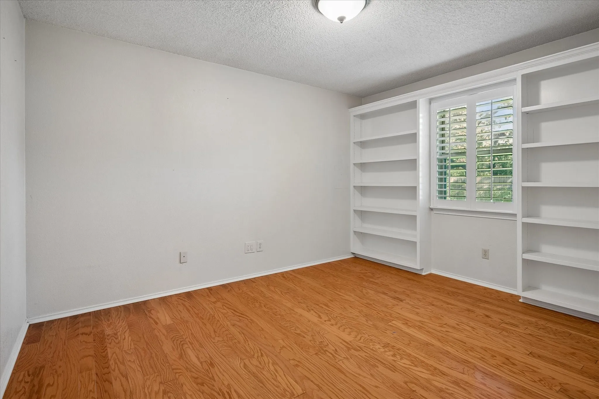 Single Family Residence For Sale in Tarrant County , 5516 Valparaiso Trail, Arlington, Texas 76017, 4 Bedroom, 2 Bathroom, 2 Garage spaces, 2,116 Sqft, built in 1978, mls#21376339, Real Estate Agent in Arlington, Homes For Sale in Tarrant county, Homes For Sale in Arlington, Realtor in Arlington Texas, Real Estate Brokerage Independent Realty Texas, Luminita Cordes Realtor