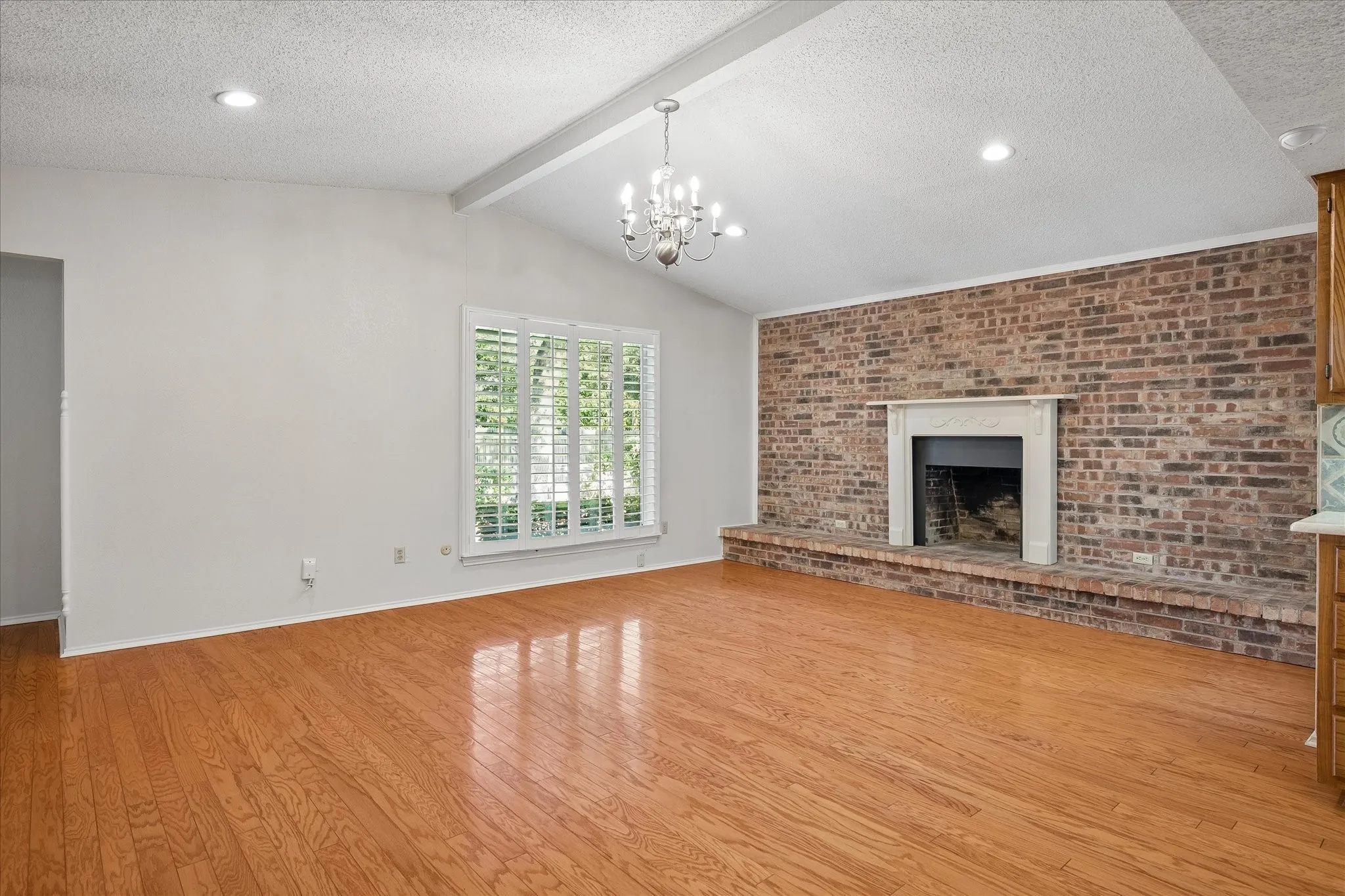 Single Family Residence For Sale in Tarrant County , 5516 Valparaiso Trail, Arlington, Texas 76017, 4 Bedroom, 2 Bathroom, 2 Garage spaces, 2,116 Sqft, built in 1978, mls#21376339, Real Estate Agent in Arlington, Homes For Sale in Tarrant county, Homes For Sale in Arlington, Realtor in Arlington Texas, Real Estate Brokerage Independent Realty Texas, Luminita Cordes Realtor