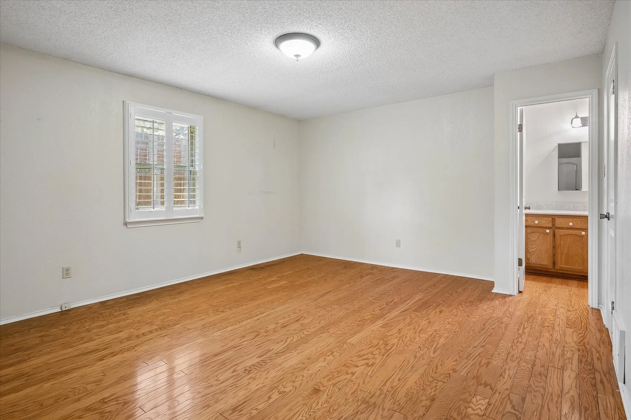 Single Family Residence For Sale in Tarrant County , 5516 Valparaiso Trail, Arlington, Texas 76017, 4 Bedroom, 2 Bathroom, 2 Garage spaces, 2,116 Sqft, built in 1978, mls#21376339, Real Estate Agent in Arlington, Homes For Sale in Tarrant county, Homes For Sale in Arlington, Realtor in Arlington Texas, Real Estate Brokerage Independent Realty Texas, Luminita Cordes Realtor