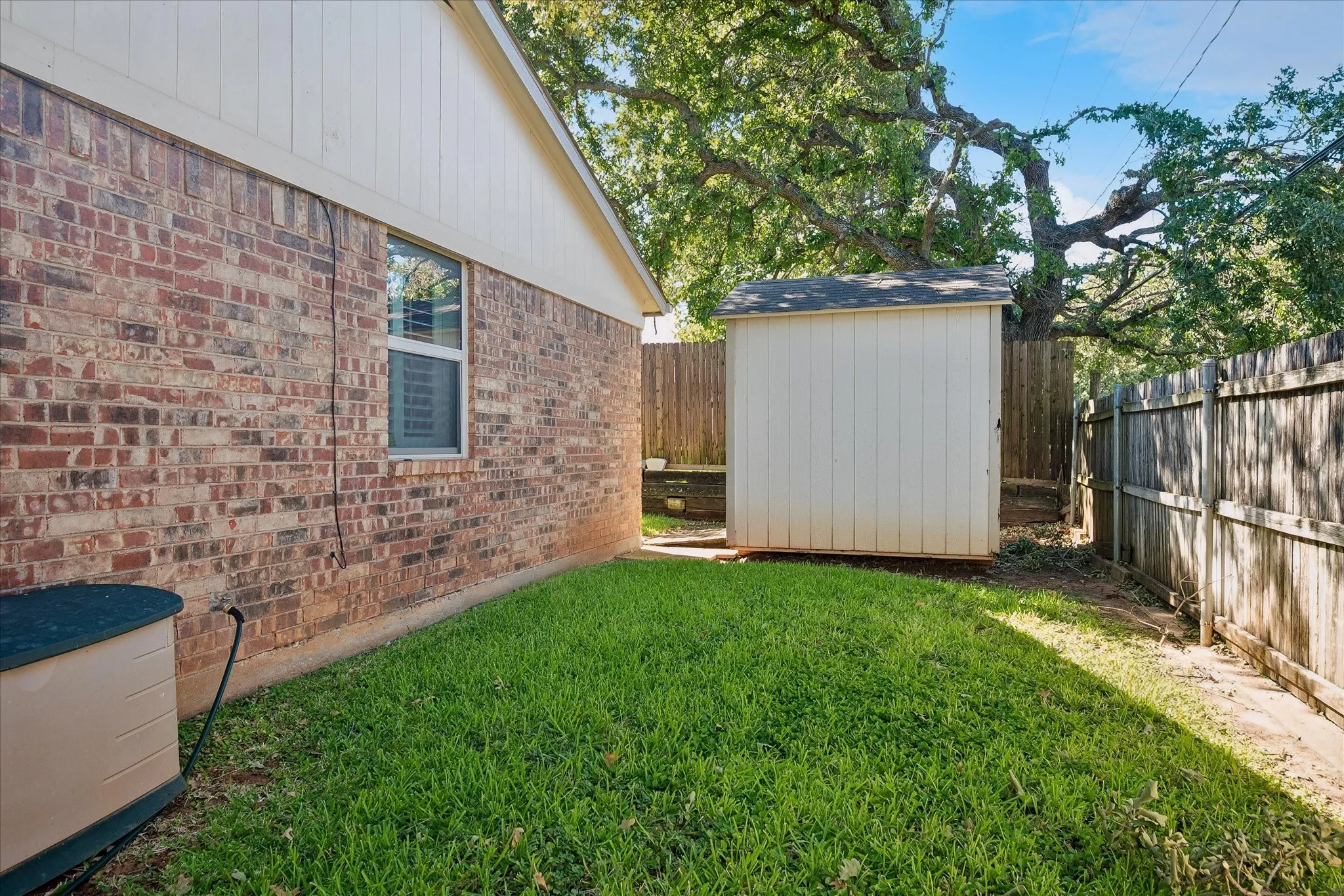 Single Family Residence For Sale in Tarrant County , 5516 Valparaiso Trail, Arlington, Texas 76017, 4 Bedroom, 2 Bathroom, 2 Garage spaces, 2,116 Sqft, built in 1978, mls#21376339, Real Estate Agent in Arlington, Homes For Sale in Tarrant county, Homes For Sale in Arlington, Realtor in Arlington Texas, Real Estate Brokerage Independent Realty Texas, Luminita Cordes Realtor