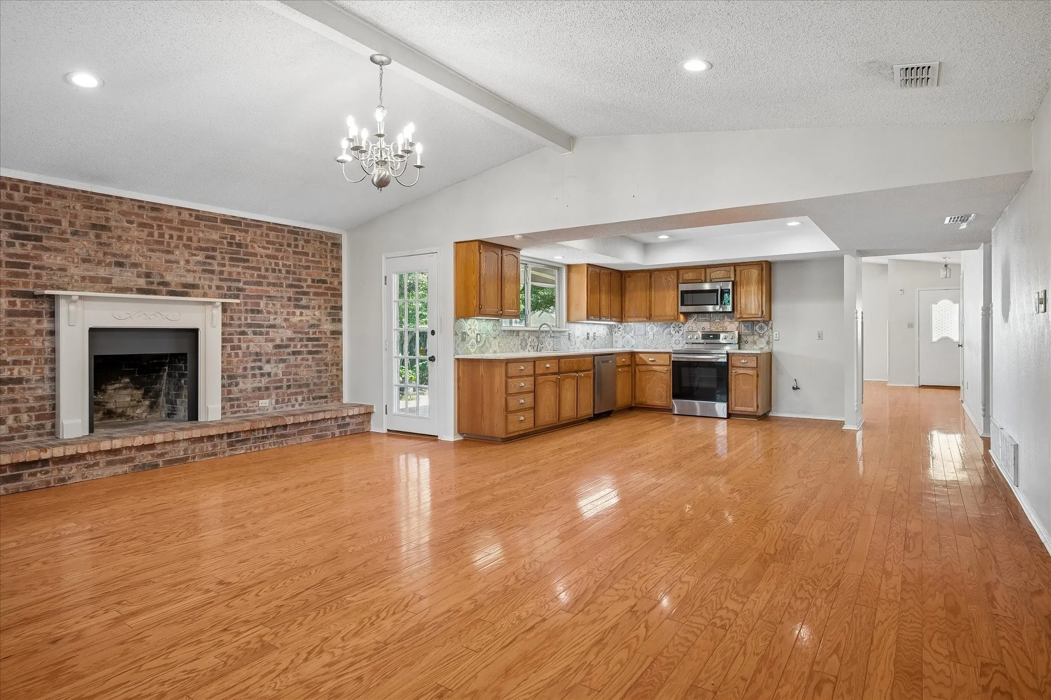 Open family, breakfast and kitchen.