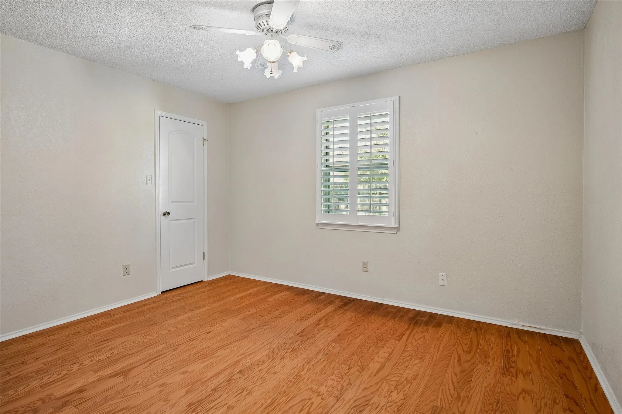 Single Family Residence For Sale in Tarrant County , 5516 Valparaiso Trail, Arlington, Texas 76017, 4 Bedroom, 2 Bathroom, 2 Garage spaces, 2,116 Sqft, built in 1978, mls#21376339, Real Estate Agent in Arlington, Homes For Sale in Tarrant county, Homes For Sale in Arlington, Realtor in Arlington Texas, Real Estate Brokerage Independent Realty Texas, Luminita Cordes Realtor