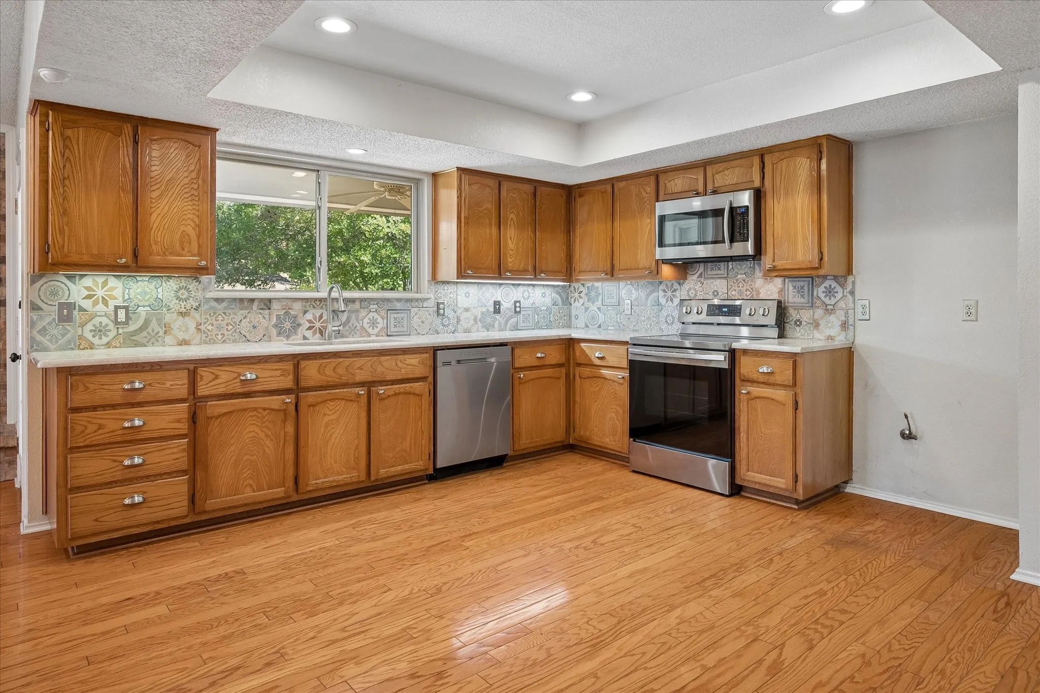 Wow! Meal prep is a snap in this great kitchen!