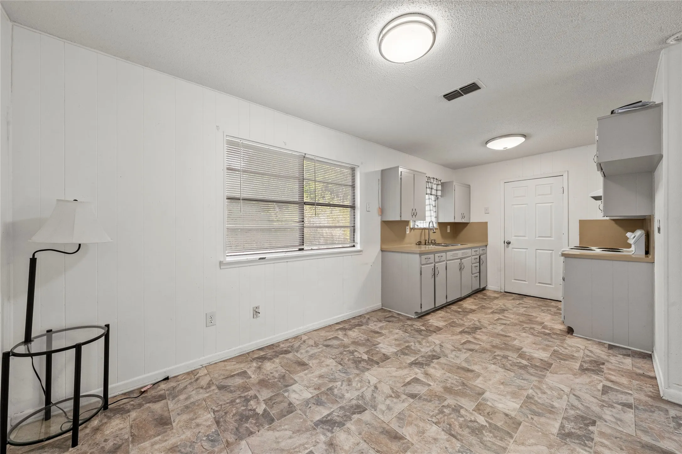 Single Family Residence For Sale in Coryell County , 914 Randa Street, Copperas Cove, Texas 76522, 3 Bedroom, 2 Bathroom, Garage spaces, 1,524 Sqft, built in 1973, mls#21381239, Real Estate Agent in Copperas Cove, Homes For Sale in Coryell county, Homes For Sale in Copperas Cove, Realtor in Copperas Cove Texas, Real Estate Brokerage Independent Realty Texas, Luminita Cordes Realtor