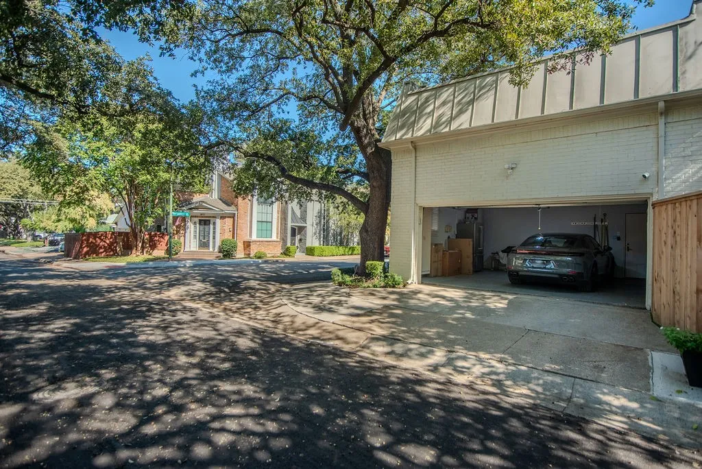 Single Family Residence For Sale in Dallas County , 3802 S Versailles Avenue, Dallas, Texas 75209, 2 Bedroom, 3 Bathroom, 2 Garage spaces, 3,314 Sqft, built in 1979, mls#21381275, Real Estate Agent in Dallas, Homes For Sale in Dallas county, Homes For Sale in Dallas, Realtor in Dallas Texas, Real Estate Brokerage Independent Realty Texas, Luminita Cordes Realtor