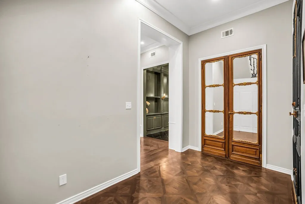 Single Family Residence For Sale in Dallas County , 3802 S Versailles Avenue, Dallas, Texas 75209, 2 Bedroom, 3 Bathroom, 2 Garage spaces, 3,314 Sqft, built in 1979, mls#21381275, Real Estate Agent in Dallas, Homes For Sale in Dallas county, Homes For Sale in Dallas, Realtor in Dallas Texas, Real Estate Brokerage Independent Realty Texas, Luminita Cordes Realtor