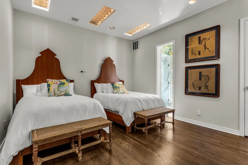 Single Family Residence For Sale in Dallas County , 3802 S Versailles Avenue, Dallas, Texas 75209, 2 Bedroom, 3 Bathroom, 2 Garage spaces, 3,314 Sqft, built in 1979, mls#21381275, Real Estate Agent in Dallas, Homes For Sale in Dallas county, Homes For Sale in Dallas, Realtor in Dallas Texas, Real Estate Brokerage Independent Realty Texas, Luminita Cordes Realtor