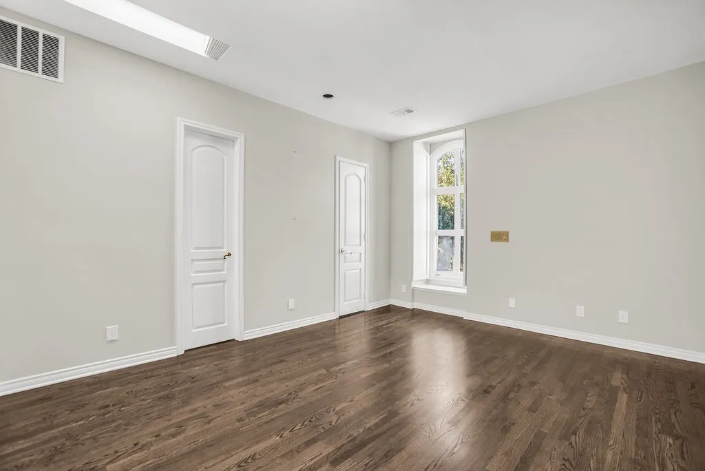 Single Family Residence For Sale in Dallas County , 3802 S Versailles Avenue, Dallas, Texas 75209, 2 Bedroom, 3 Bathroom, 2 Garage spaces, 3,314 Sqft, built in 1979, mls#21381275, Real Estate Agent in Dallas, Homes For Sale in Dallas county, Homes For Sale in Dallas, Realtor in Dallas Texas, Real Estate Brokerage Independent Realty Texas, Luminita Cordes Realtor