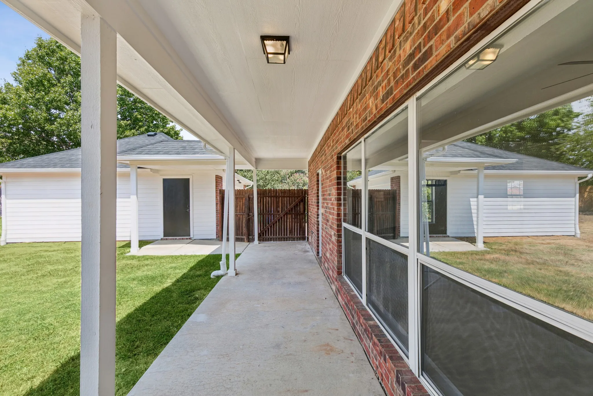 Single Family Residence For Sale in Tarrant County , 636 Whitetail Deer Lane, Crowley, Texas 76036, 4 Bedroom, 3 Bathroom, 2 Garage spaces, 2,128 Sqft, built in 1998, mls#21381208, Real Estate Agent in Crowley, Homes For Sale in Tarrant county, Homes For Sale in Crowley, Realtor in Crowley Texas, Real Estate Brokerage Independent Realty Texas, Luminita Cordes Realtor