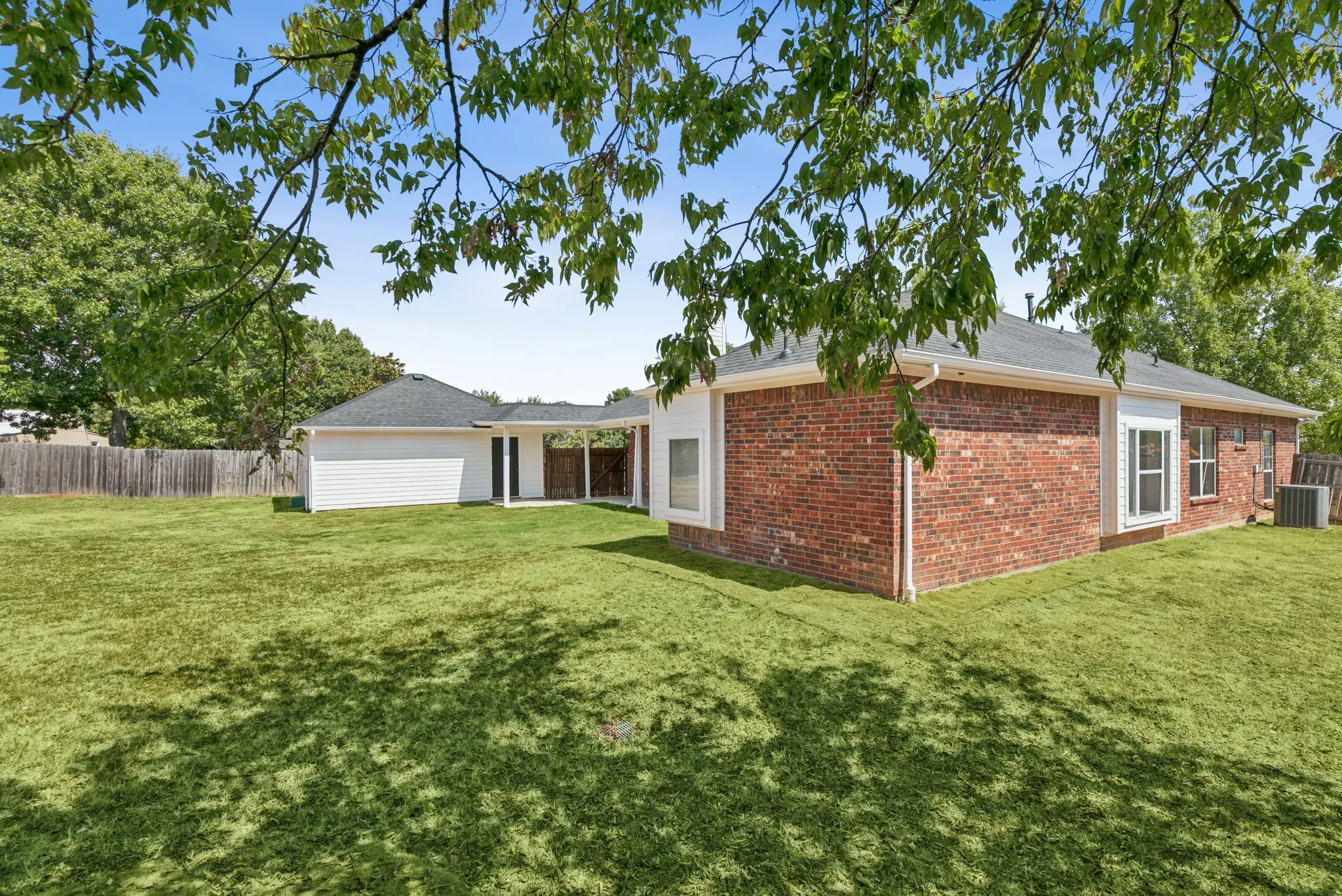 Single Family Residence For Sale in Tarrant County , 636 Whitetail Deer Lane, Crowley, Texas 76036, 4 Bedroom, 3 Bathroom, 2 Garage spaces, 2,128 Sqft, built in 1998, mls#21381208, Real Estate Agent in Crowley, Homes For Sale in Tarrant county, Homes For Sale in Crowley, Realtor in Crowley Texas, Real Estate Brokerage Independent Realty Texas, Luminita Cordes Realtor