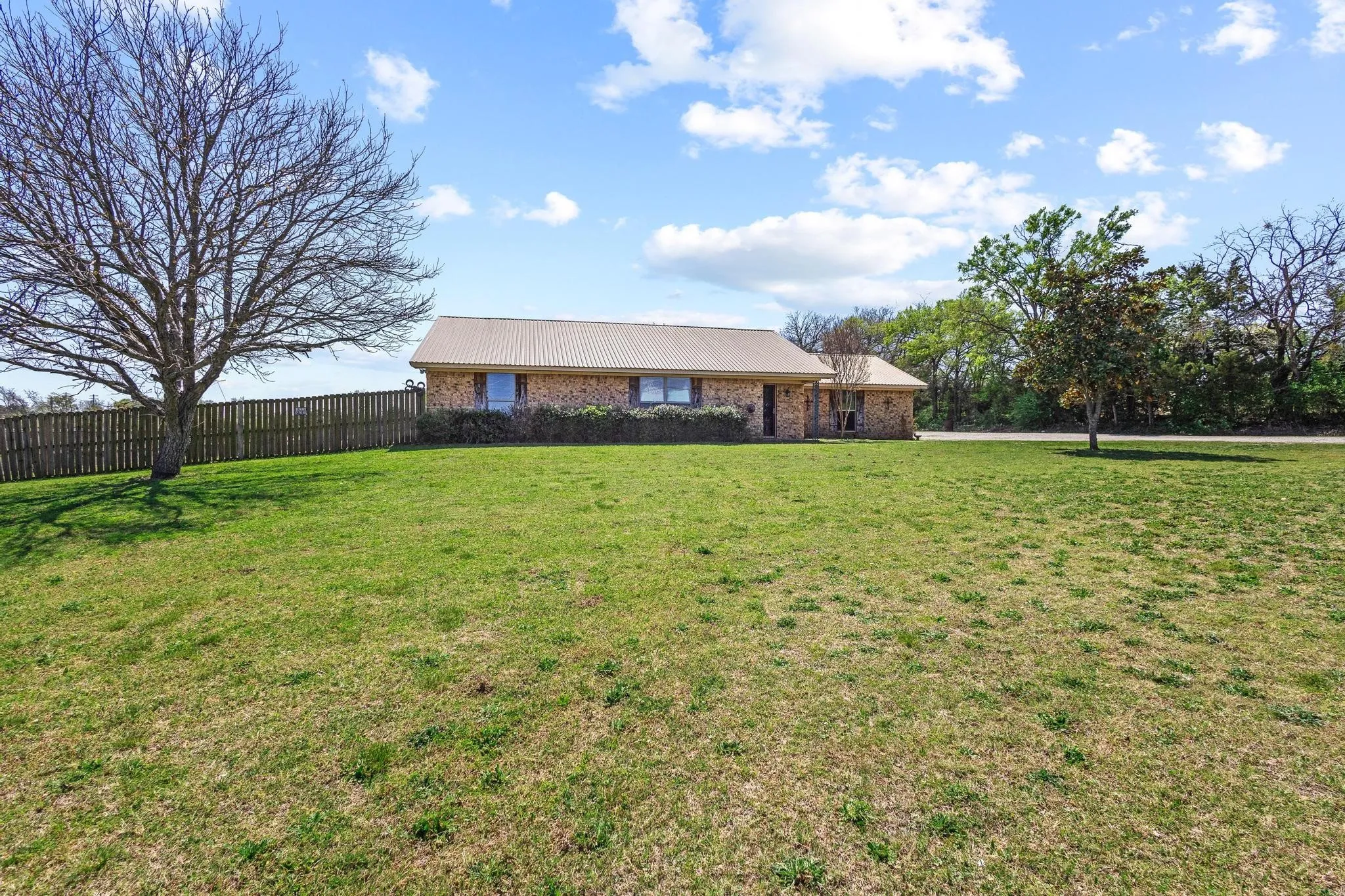 Single Family Residence For Sale in Collin County , 3802 County Road 429, Anna, Texas 75409, 3 Bedroom, 2 Bathroom, 3 Garage spaces, 2,015 Sqft, built in 1981, mls#21380310, Real Estate Agent in Anna, Homes For Sale in Collin county, Homes For Sale in Anna, Realtor in Anna Texas, Real Estate Brokerage Independent Realty Texas, Luminita Cordes Realtor