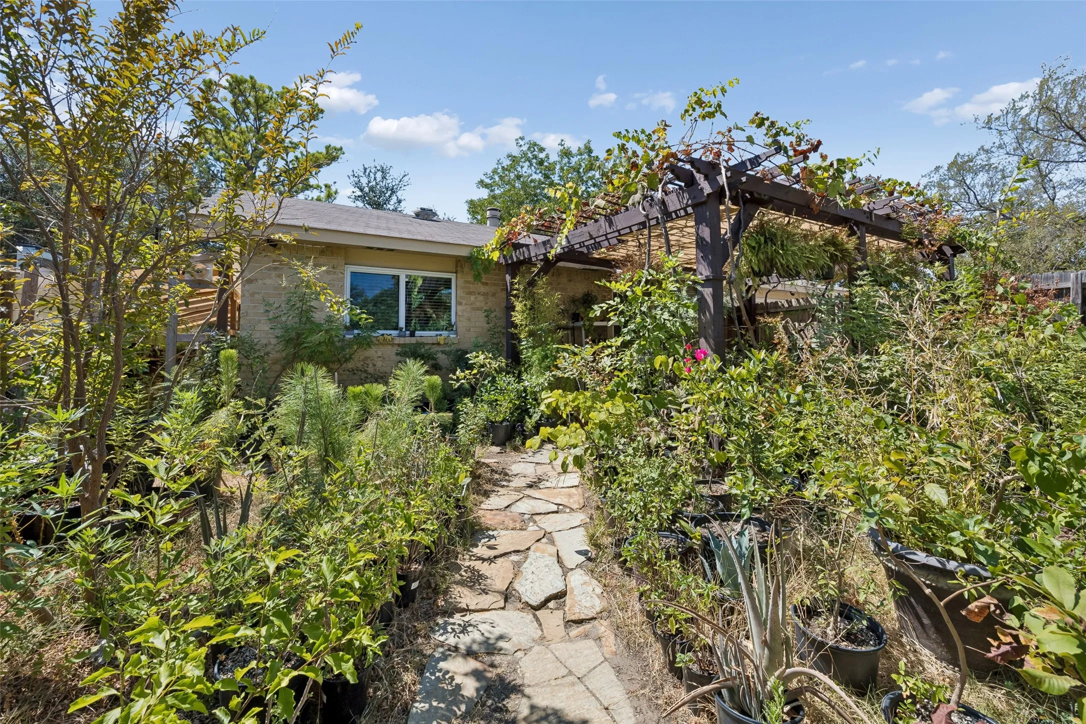 Single Family Residence For Sale in Denton County , 2061 E Peters Colony Road, Carrollton, Texas 75007, 4 Bedroom, 2 Bathroom, 2 Garage spaces, 1,731 Sqft, built in 1974, mls#21381276, Real Estate Agent in Carrollton, Homes For Sale in Denton county, Homes For Sale in Carrollton, Realtor in Carrollton Texas, Real Estate Brokerage Independent Realty Texas, Luminita Cordes Realtor