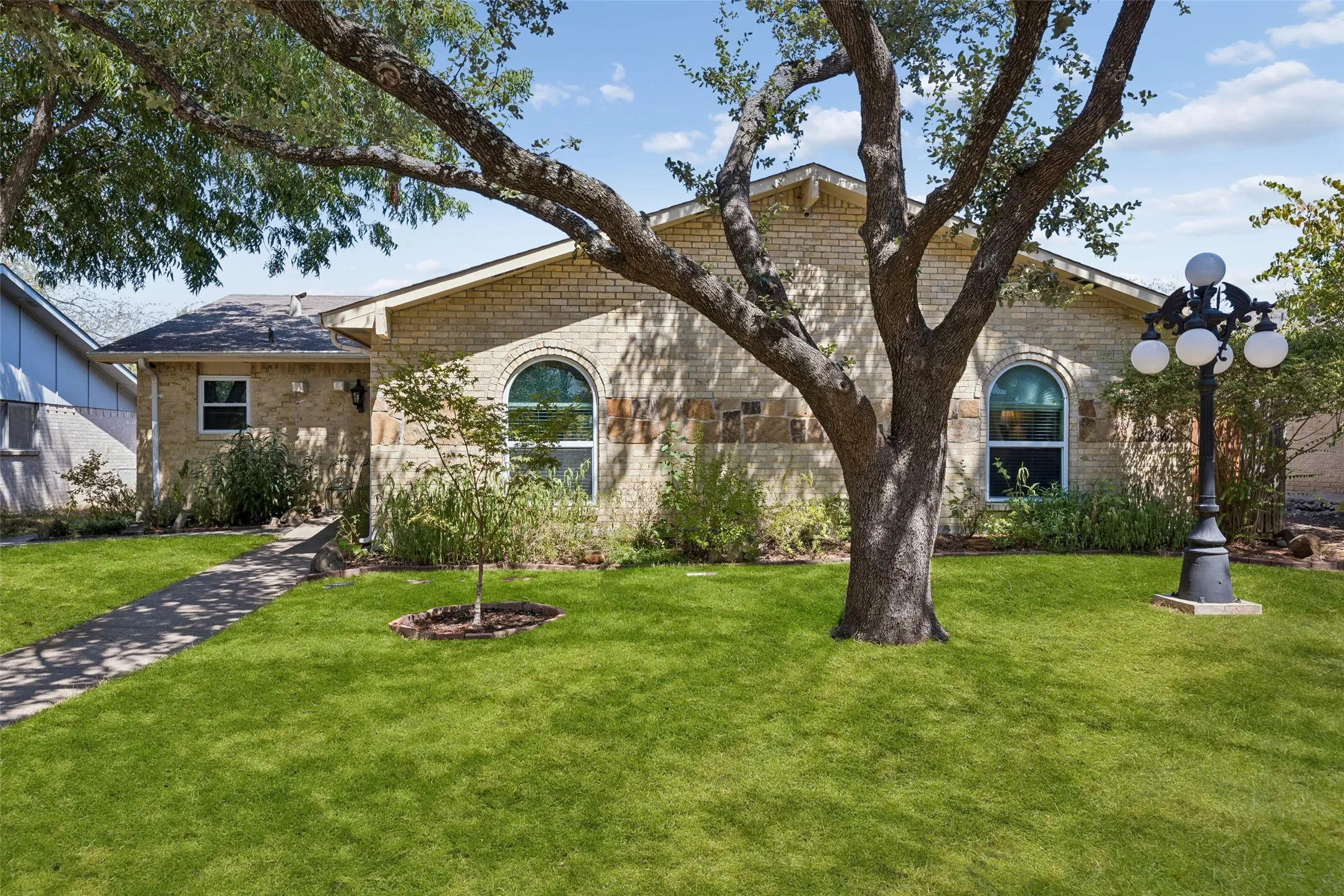 Single Family Residence For Sale in Denton County , 2061 E Peters Colony Road, Carrollton, Texas 75007, 4 Bedroom, 2 Bathroom, 2 Garage spaces, 1,731 Sqft, built in 1974, mls#21381276, Real Estate Agent in Carrollton, Homes For Sale in Denton county, Homes For Sale in Carrollton, Realtor in Carrollton Texas, Real Estate Brokerage Independent Realty Texas, Luminita Cordes Realtor