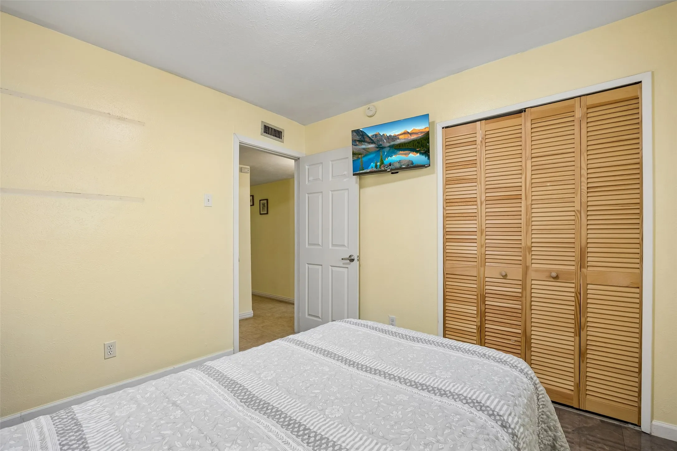 Single Family Residence For Sale in Denton County , 2061 E Peters Colony Road, Carrollton, Texas 75007, 4 Bedroom, 2 Bathroom, 2 Garage spaces, 1,731 Sqft, built in 1974, mls#21381276, Real Estate Agent in Carrollton, Homes For Sale in Denton county, Homes For Sale in Carrollton, Realtor in Carrollton Texas, Real Estate Brokerage Independent Realty Texas, Luminita Cordes Realtor