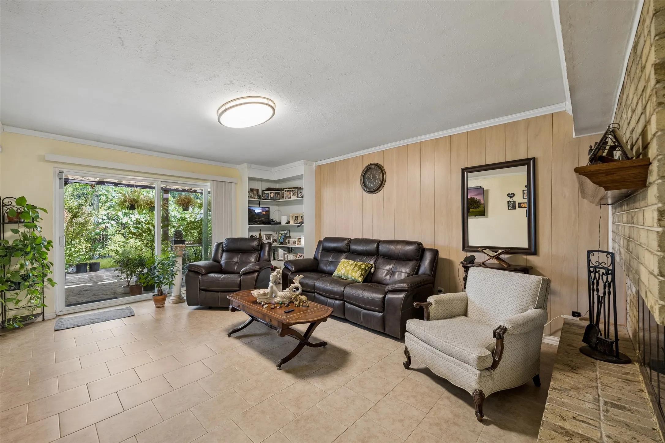 Single Family Residence For Sale in Denton County , 2061 E Peters Colony Road, Carrollton, Texas 75007, 4 Bedroom, 2 Bathroom, 2 Garage spaces, 1,731 Sqft, built in 1974, mls#21381276, Real Estate Agent in Carrollton, Homes For Sale in Denton county, Homes For Sale in Carrollton, Realtor in Carrollton Texas, Real Estate Brokerage Independent Realty Texas, Luminita Cordes Realtor