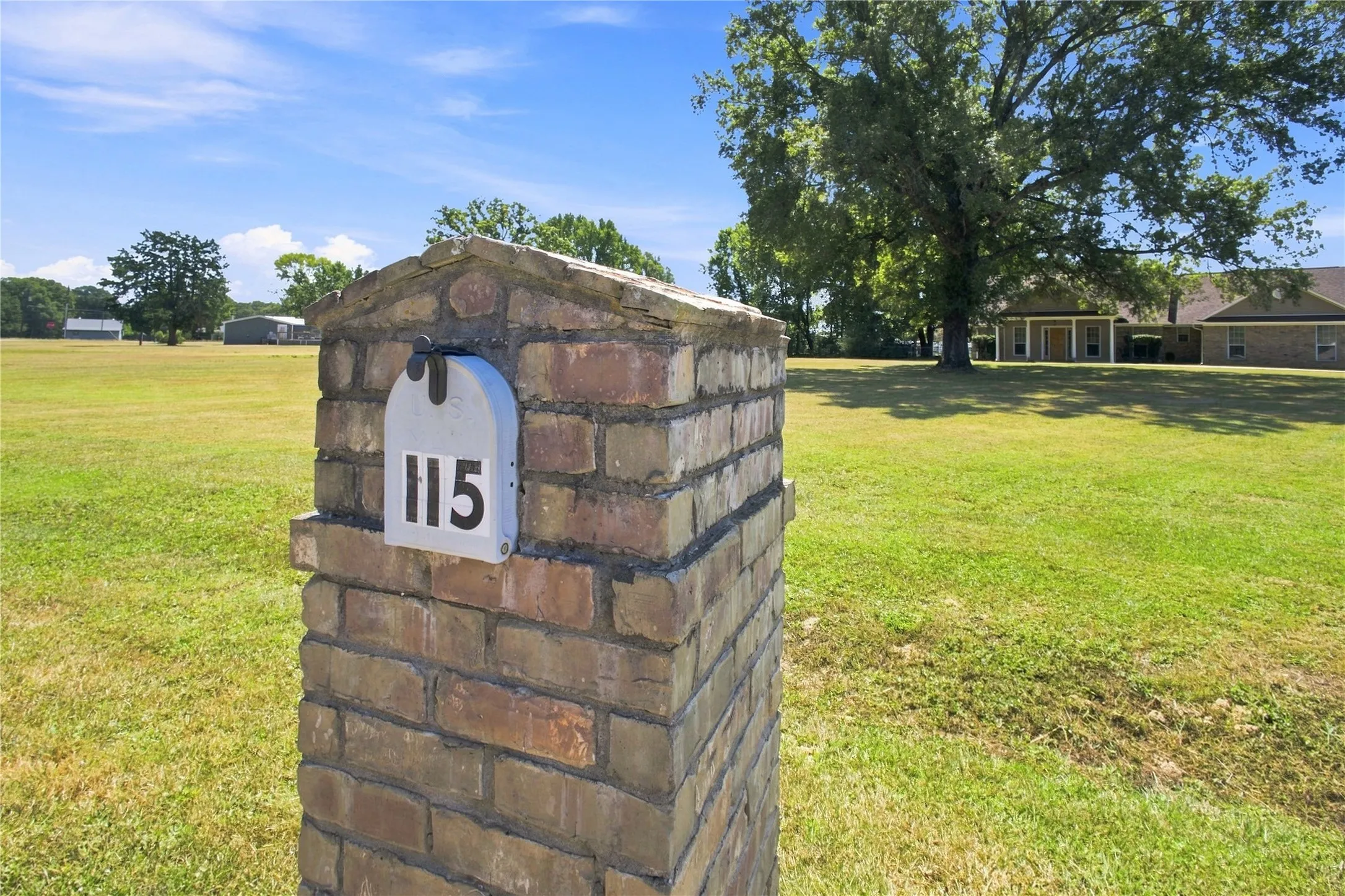 Single Family Residence For Sale in Bowie County , 115 Barkman Creek Trace Rd, Hooks, Texas 75561, 3 Bedroom, 2 Bathroom, 1 Garage spaces, 1,850 Sqft, built in 2005, mls#21381240, Real Estate Agent in Hooks, Homes For Sale in Bowie county, Homes For Sale in Hooks, Realtor in Hooks Texas, Real Estate Brokerage Independent Realty Texas, Luminita Cordes Realtor