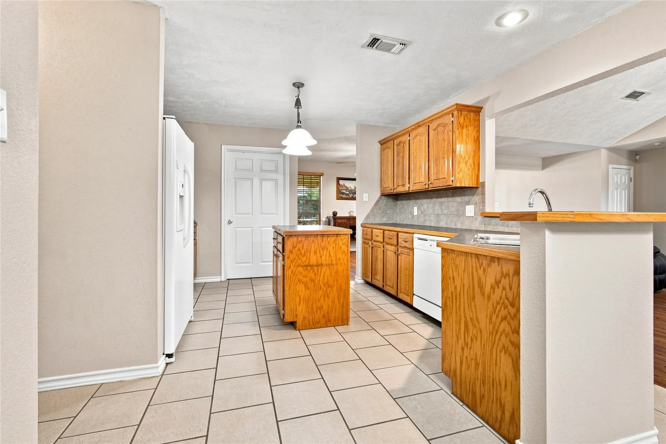Single Family Residence For Sale in Bowie County , 115 Barkman Creek Trace Rd, Hooks, Texas 75561, 3 Bedroom, 2 Bathroom, 1 Garage spaces, 1,850 Sqft, built in 2005, mls#21381240, Real Estate Agent in Hooks, Homes For Sale in Bowie county, Homes For Sale in Hooks, Realtor in Hooks Texas, Real Estate Brokerage Independent Realty Texas, Luminita Cordes Realtor