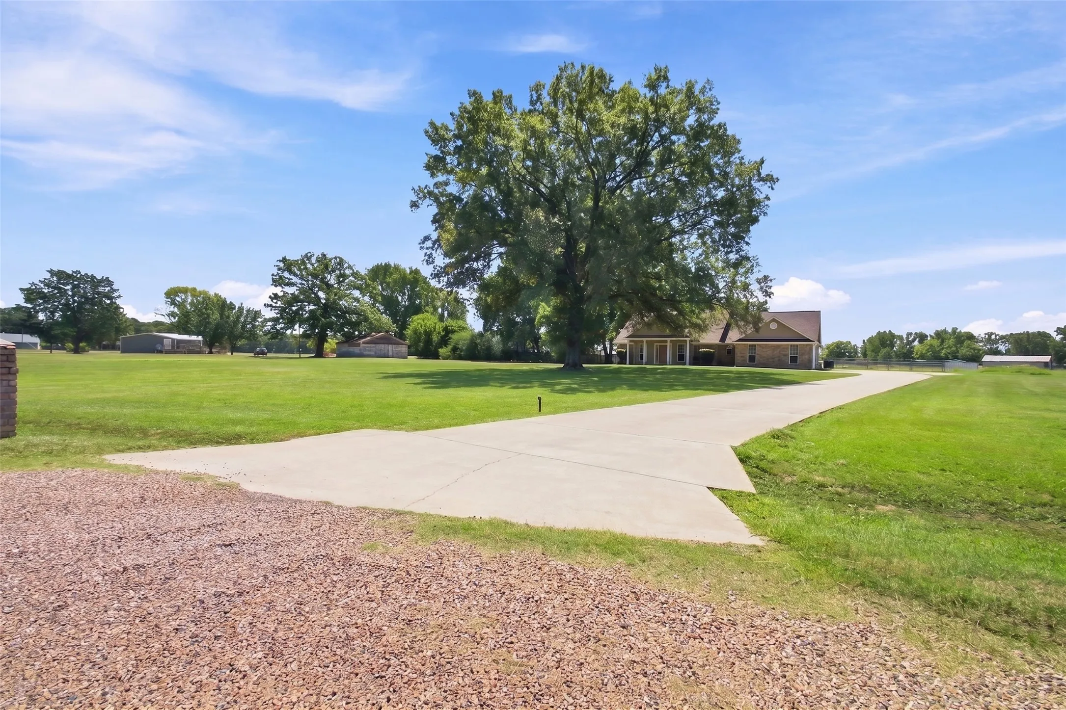 Single Family Residence For Sale in Bowie County , 115 Barkman Creek Trace Rd, Hooks, Texas 75561, 3 Bedroom, 2 Bathroom, 1 Garage spaces, 1,850 Sqft, built in 2005, mls#21381240, Real Estate Agent in Hooks, Homes For Sale in Bowie county, Homes For Sale in Hooks, Realtor in Hooks Texas, Real Estate Brokerage Independent Realty Texas, Luminita Cordes Realtor