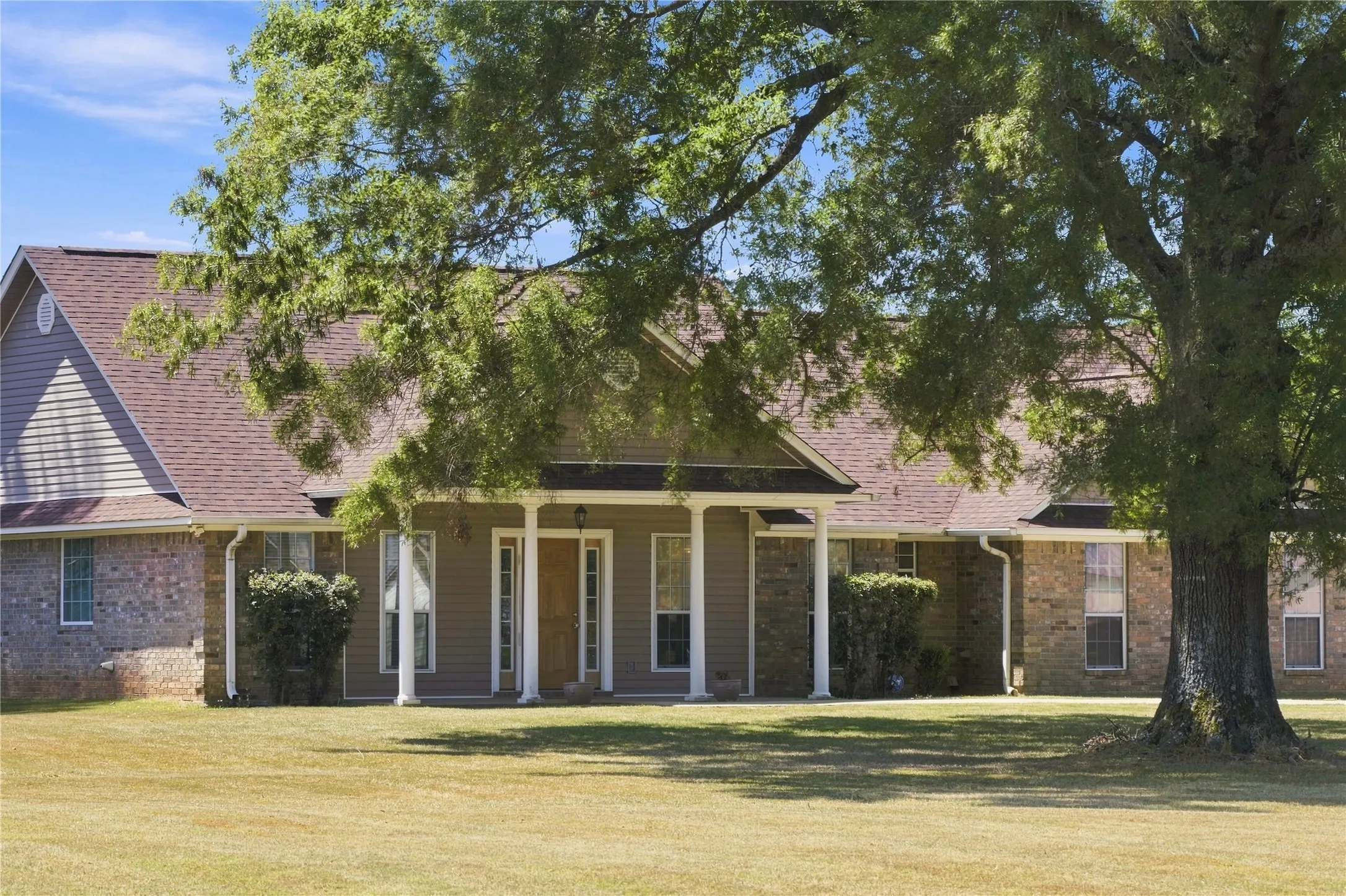 Single Family Residence For Sale in Bowie County , 115 Barkman Creek Trace Rd, Hooks, Texas 75561, 3 Bedroom, 2 Bathroom, 1 Garage spaces, 1,850 Sqft, built in 2005, mls#21381240, Real Estate Agent in Hooks, Homes For Sale in Bowie county, Homes For Sale in Hooks, Realtor in Hooks Texas, Real Estate Brokerage Independent Realty Texas, Luminita Cordes Realtor