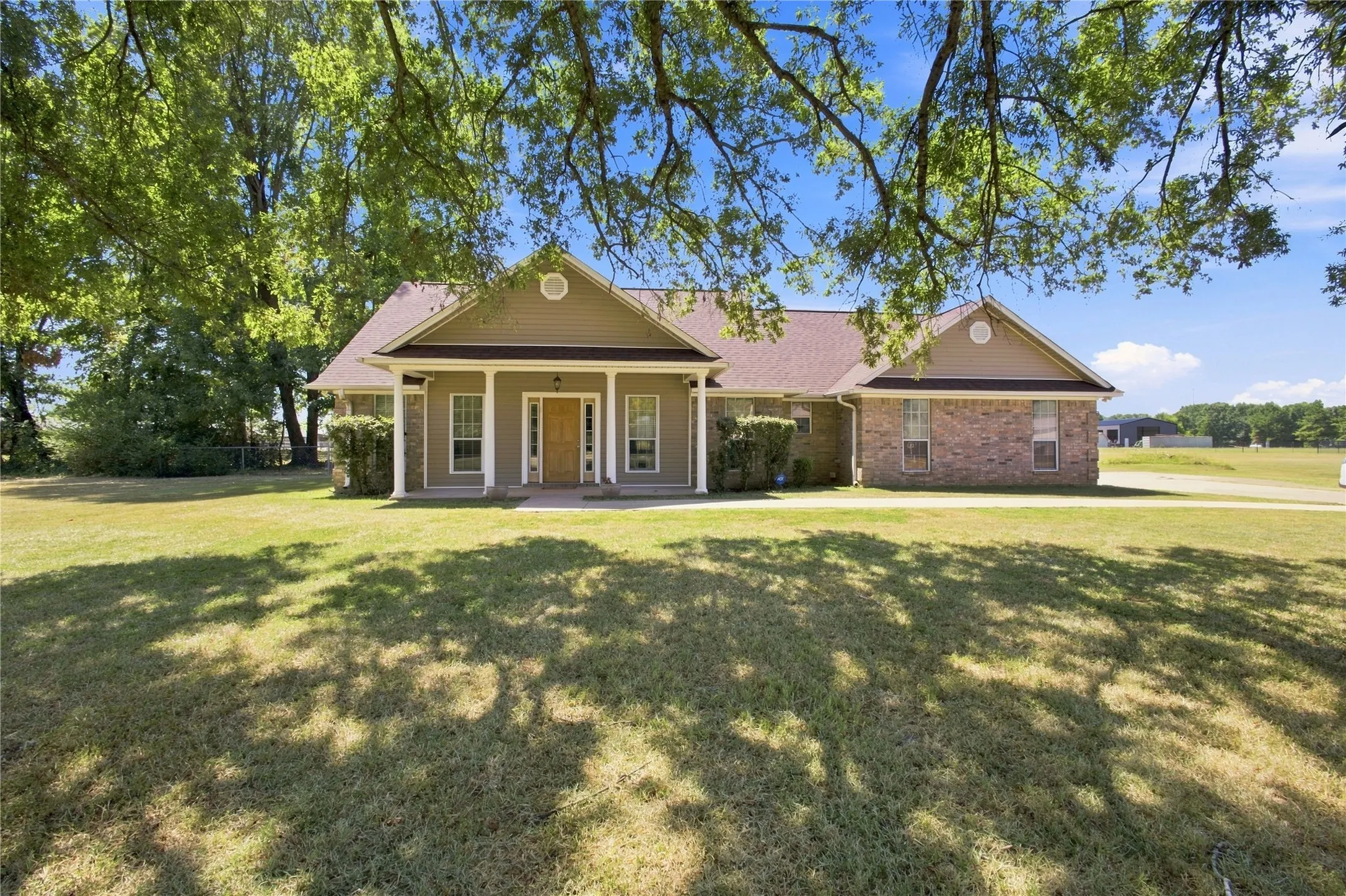 Single Family Residence For Sale in Bowie County , 115 Barkman Creek Trace Rd, Hooks, Texas 75561, 3 Bedroom, 2 Bathroom, 1 Garage spaces, 1,850 Sqft, built in 2005, mls#21381240, Real Estate Agent in Hooks, Homes For Sale in Bowie county, Homes For Sale in Hooks, Realtor in Hooks Texas, Real Estate Brokerage Independent Realty Texas, Luminita Cordes Realtor