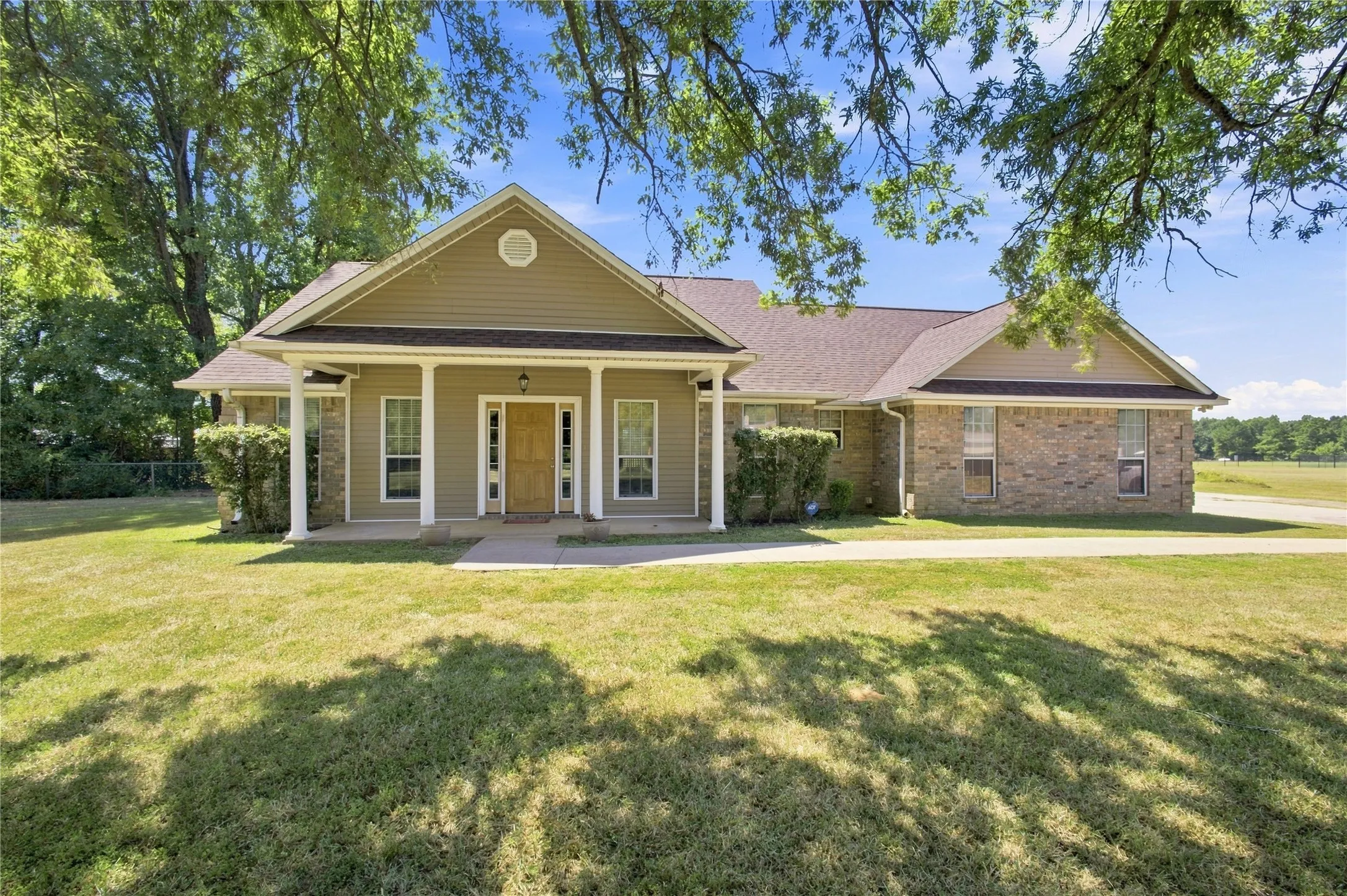 Single Family Residence For Sale in Bowie County , 115 Barkman Creek Trace Rd, Hooks, Texas 75561, 3 Bedroom, 2 Bathroom, 1 Garage spaces, 1,850 Sqft, built in 2005, mls#21381240, Real Estate Agent in Hooks, Homes For Sale in Bowie county, Homes For Sale in Hooks, Realtor in Hooks Texas, Real Estate Brokerage Independent Realty Texas, Luminita Cordes Realtor