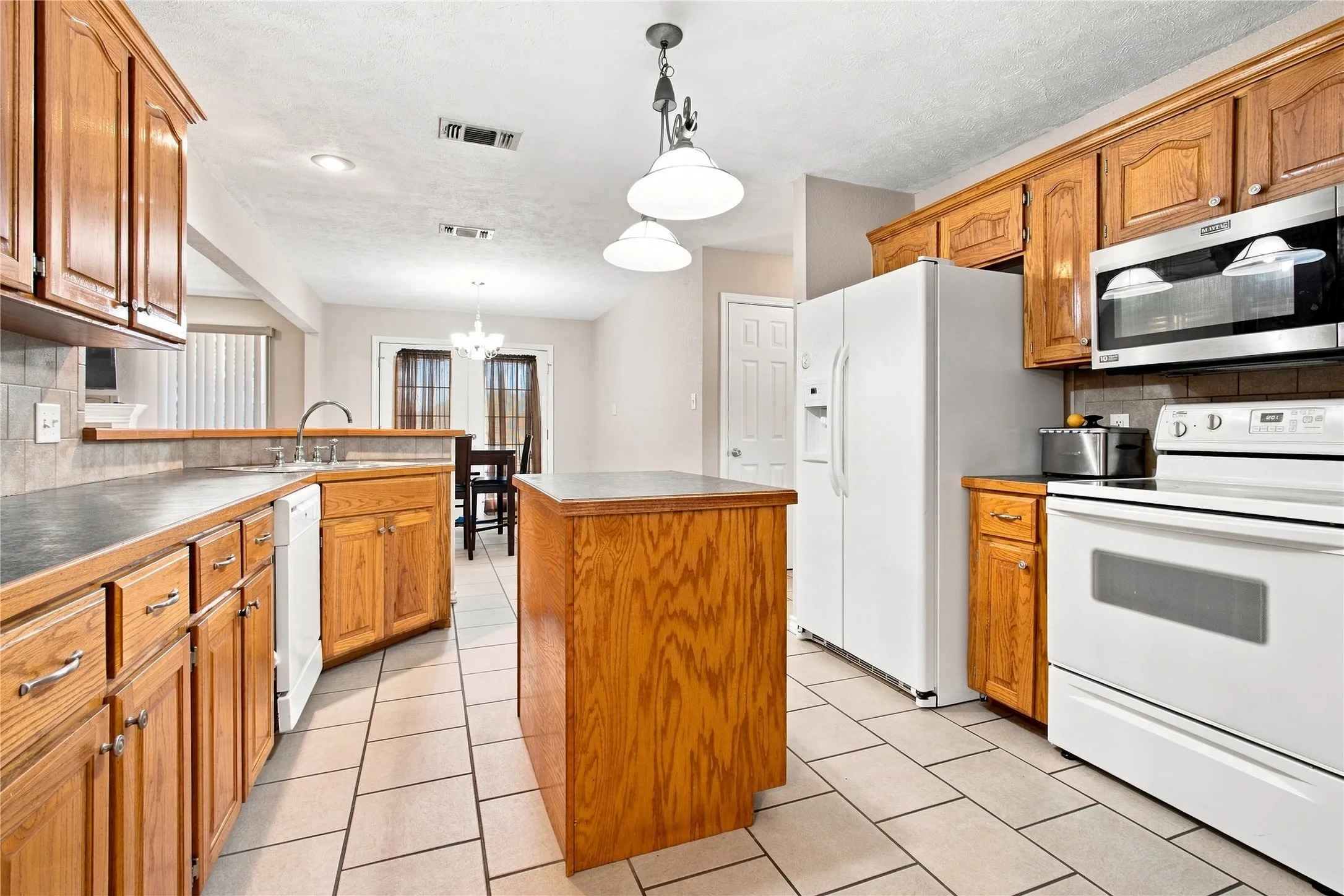 Single Family Residence For Sale in Bowie County , 115 Barkman Creek Trace Rd, Hooks, Texas 75561, 3 Bedroom, 2 Bathroom, 1 Garage spaces, 1,850 Sqft, built in 2005, mls#21381240, Real Estate Agent in Hooks, Homes For Sale in Bowie county, Homes For Sale in Hooks, Realtor in Hooks Texas, Real Estate Brokerage Independent Realty Texas, Luminita Cordes Realtor