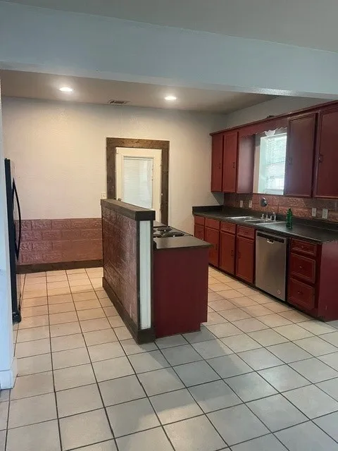 Single Family Residence For Sale in Van Zandt County , 214 S 4th, Wills Point, Texas 75169, 3 Bedroom, 2 Bathroom, Garage spaces, 1,940 Sqft, built in 1943, mls#21381304, Real Estate Agent in Wills Point, Homes For Sale in Van Zandt county, Homes For Sale in Wills Point, Realtor in Wills Point Texas, Real Estate Brokerage Independent Realty Texas, Luminita Cordes Realtor