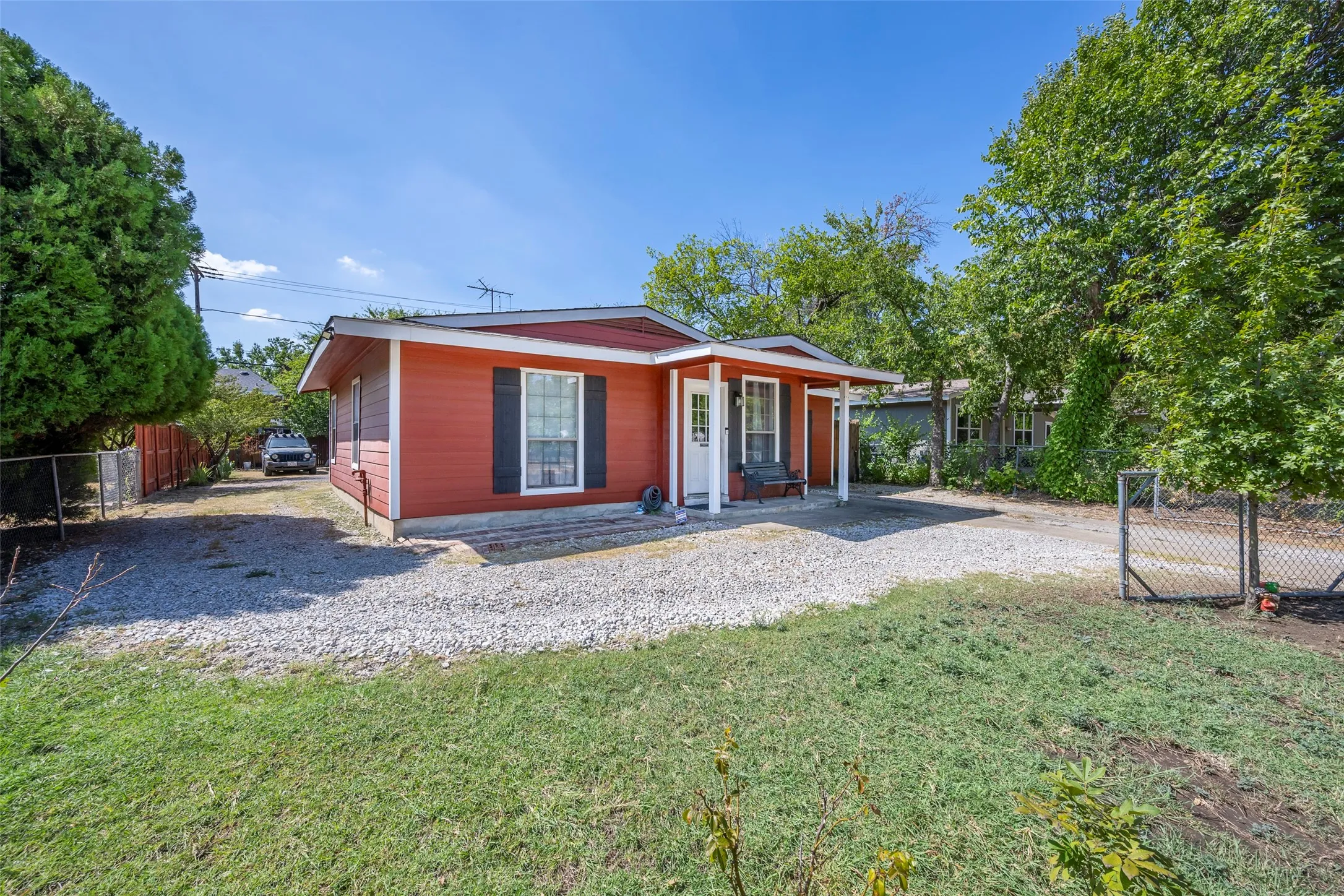 Single Family Residence For Sale in Tarrant County , 1616 Beaumont Street, Fort Worth, Texas 76106, 3 Bedroom, 2 Bathroom, Garage spaces, 766 Sqft, built in 1954, mls#21378125, Real Estate Agent in Fort Worth, Homes For Sale in Tarrant county, Homes For Sale in Fort Worth, Realtor in Fort Worth Texas, Real Estate Brokerage Independent Realty Texas, Luminita Cordes Realtor