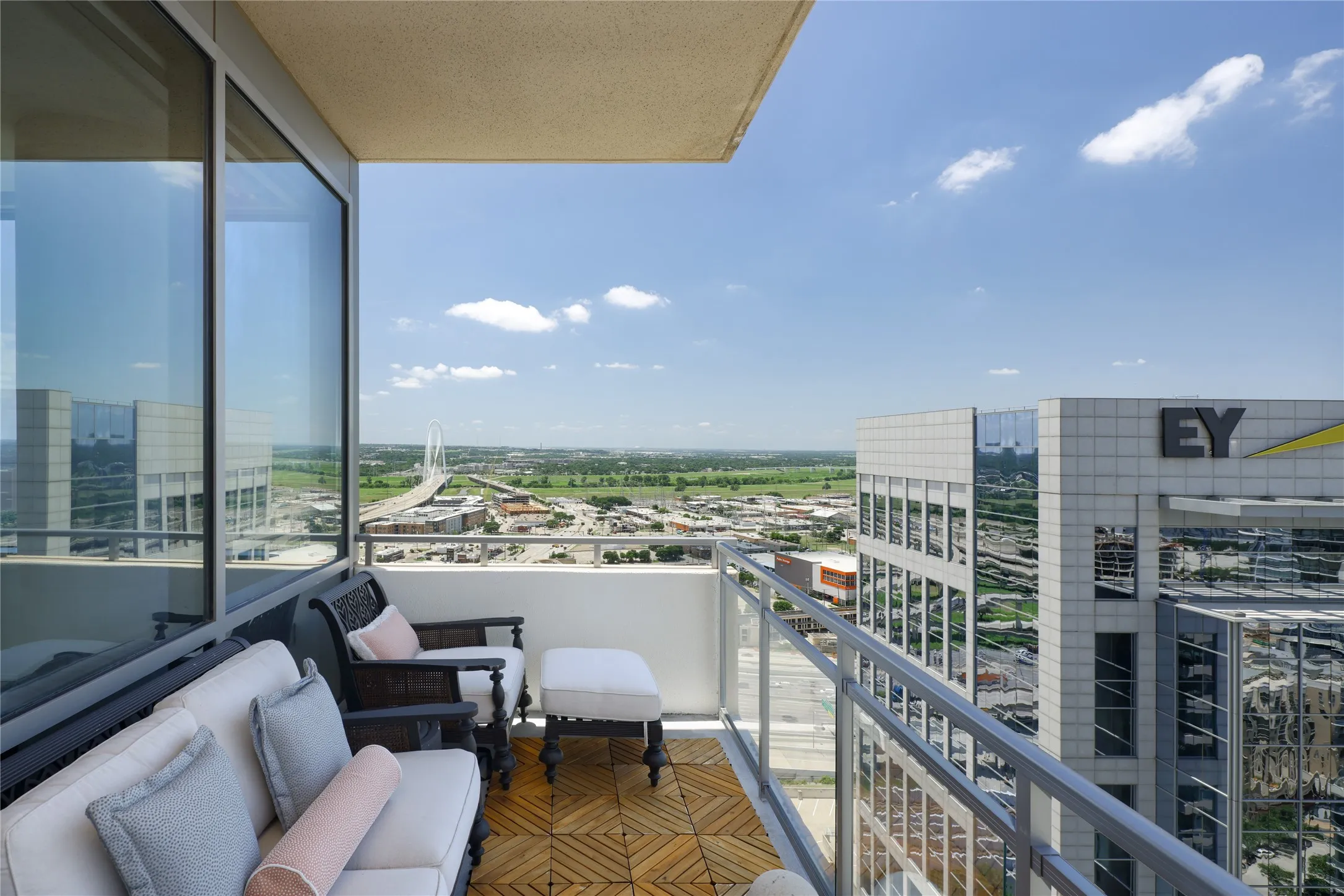 Condominium For Sale in Dallas County , 2200 Victory Avenue 2207, Dallas, Texas 75219, 3 Bedroom, 4 Bathroom, 4 Garage spaces, 3,232 Sqft, built in 2007, mls#21380660, Real Estate Agent in Dallas, Homes For Sale in Dallas county, Homes For Sale in Dallas, Realtor in Dallas Texas, Real Estate Brokerage Independent Realty Texas, Luminita Cordes Realtor
