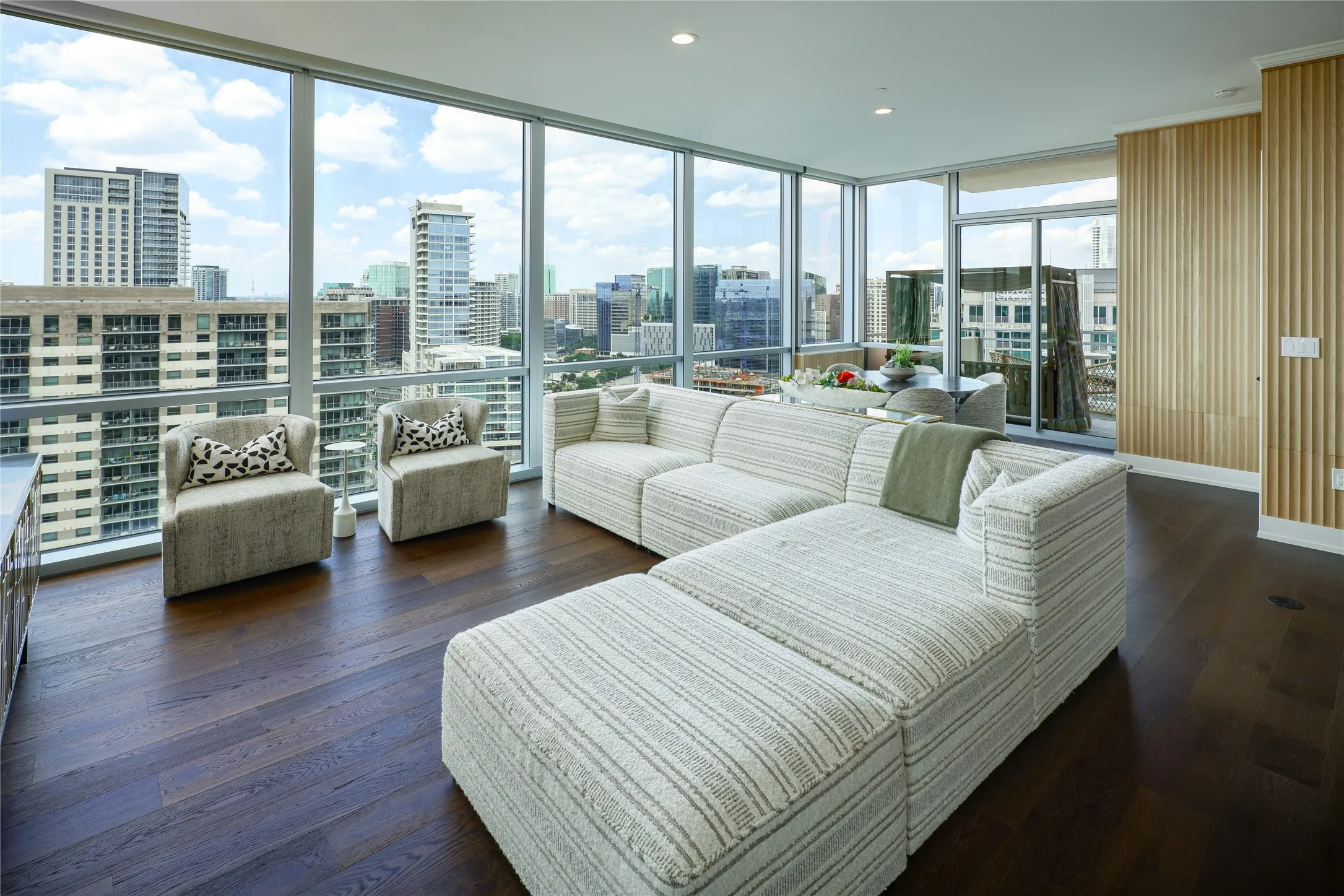 Condominium For Sale in Dallas County , 2200 Victory Avenue 2207, Dallas, Texas 75219, 3 Bedroom, 4 Bathroom, 4 Garage spaces, 3,232 Sqft, built in 2007, mls#21380660, Real Estate Agent in Dallas, Homes For Sale in Dallas county, Homes For Sale in Dallas, Realtor in Dallas Texas, Real Estate Brokerage Independent Realty Texas, Luminita Cordes Realtor