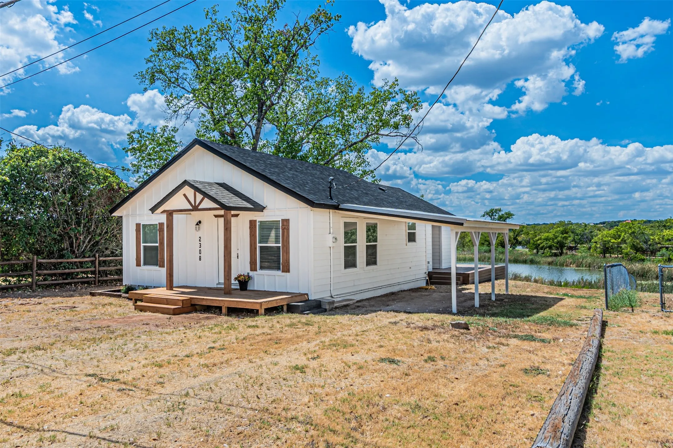 Single Family Residence For Sale in Hood County , 2308 Long Creek Court, Granbury, Texas 76049, 3 Bedroom, 2 Bathroom, Garage spaces, 1,141 Sqft, built in 1980, mls#21381303, Real Estate Agent in Granbury, Homes For Sale in Hood county, Homes For Sale in Granbury, Realtor in Granbury Texas, Real Estate Brokerage Independent Realty Texas, Luminita Cordes Realtor