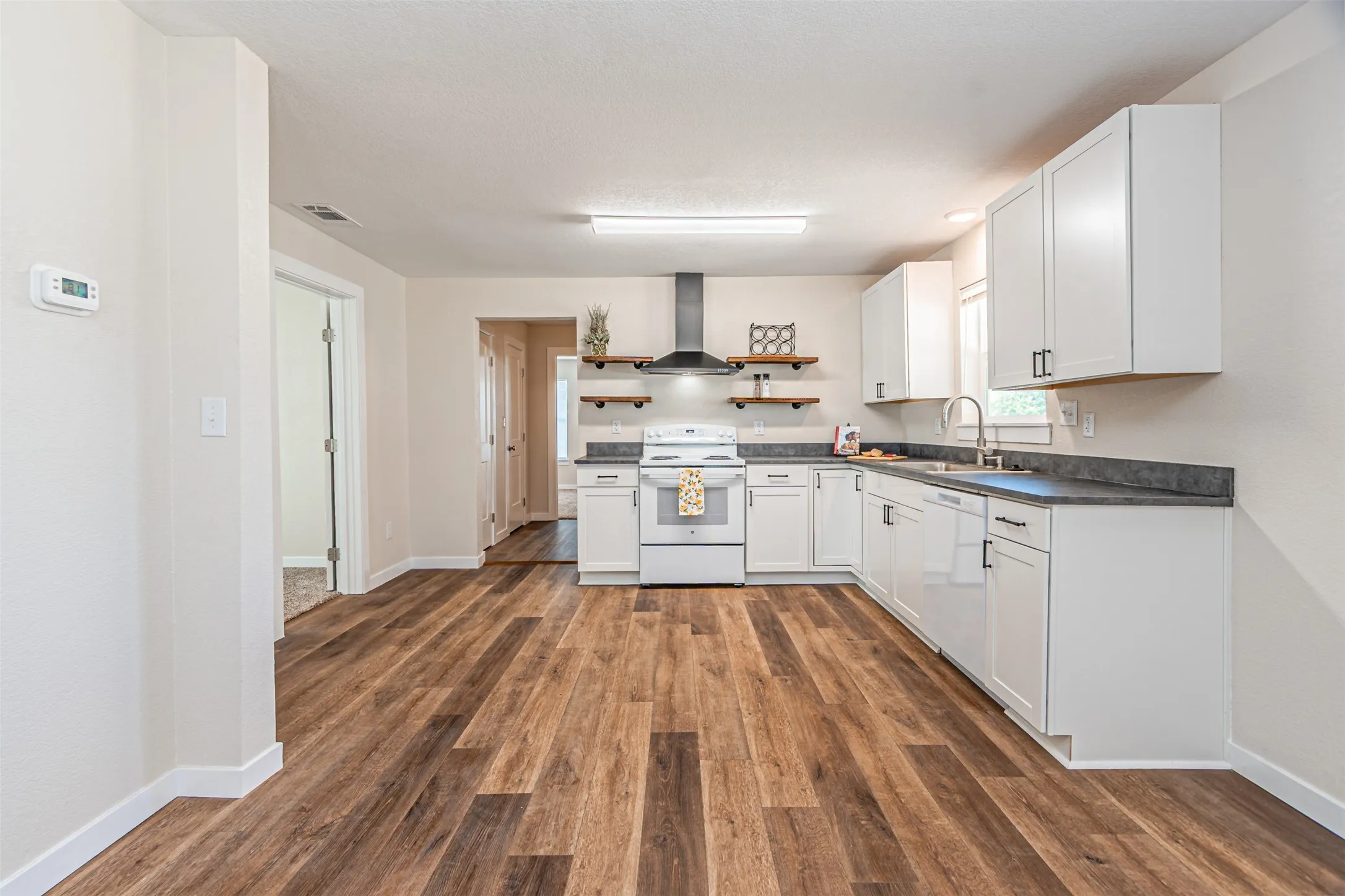 Single Family Residence For Sale in Hood County , 2308 Long Creek Court, Granbury, Texas 76049, 3 Bedroom, 2 Bathroom, Garage spaces, 1,141 Sqft, built in 1980, mls#21381303, Real Estate Agent in Granbury, Homes For Sale in Hood county, Homes For Sale in Granbury, Realtor in Granbury Texas, Real Estate Brokerage Independent Realty Texas, Luminita Cordes Realtor
