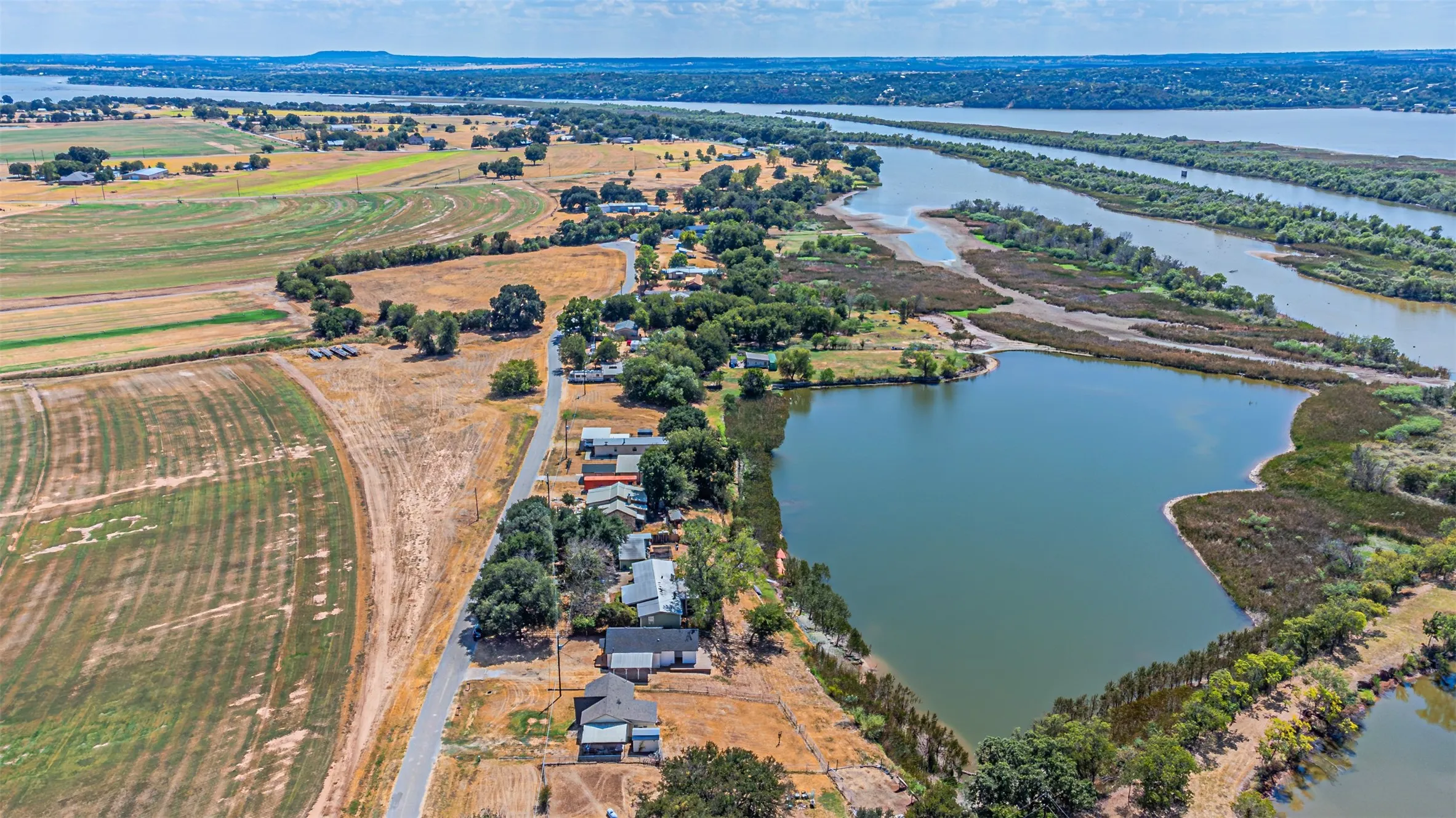 Single Family Residence For Sale in Hood County , 2308 Long Creek Court, Granbury, Texas 76049, 3 Bedroom, 2 Bathroom, Garage spaces, 1,141 Sqft, built in 1980, mls#21381303, Real Estate Agent in Granbury, Homes For Sale in Hood county, Homes For Sale in Granbury, Realtor in Granbury Texas, Real Estate Brokerage Independent Realty Texas, Luminita Cordes Realtor