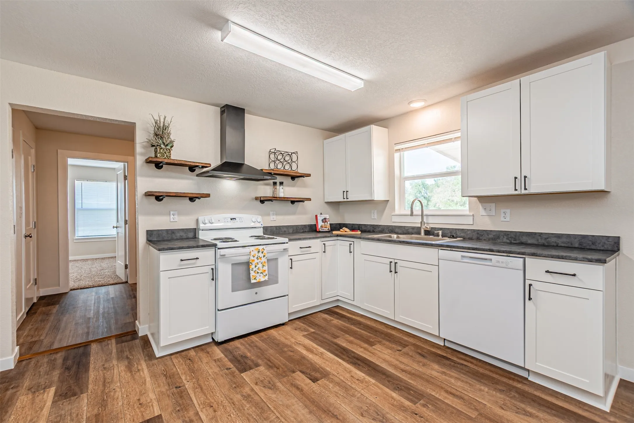 Single Family Residence For Sale in Hood County , 2308 Long Creek Court, Granbury, Texas 76049, 3 Bedroom, 2 Bathroom, Garage spaces, 1,141 Sqft, built in 1980, mls#21381303, Real Estate Agent in Granbury, Homes For Sale in Hood county, Homes For Sale in Granbury, Realtor in Granbury Texas, Real Estate Brokerage Independent Realty Texas, Luminita Cordes Realtor
