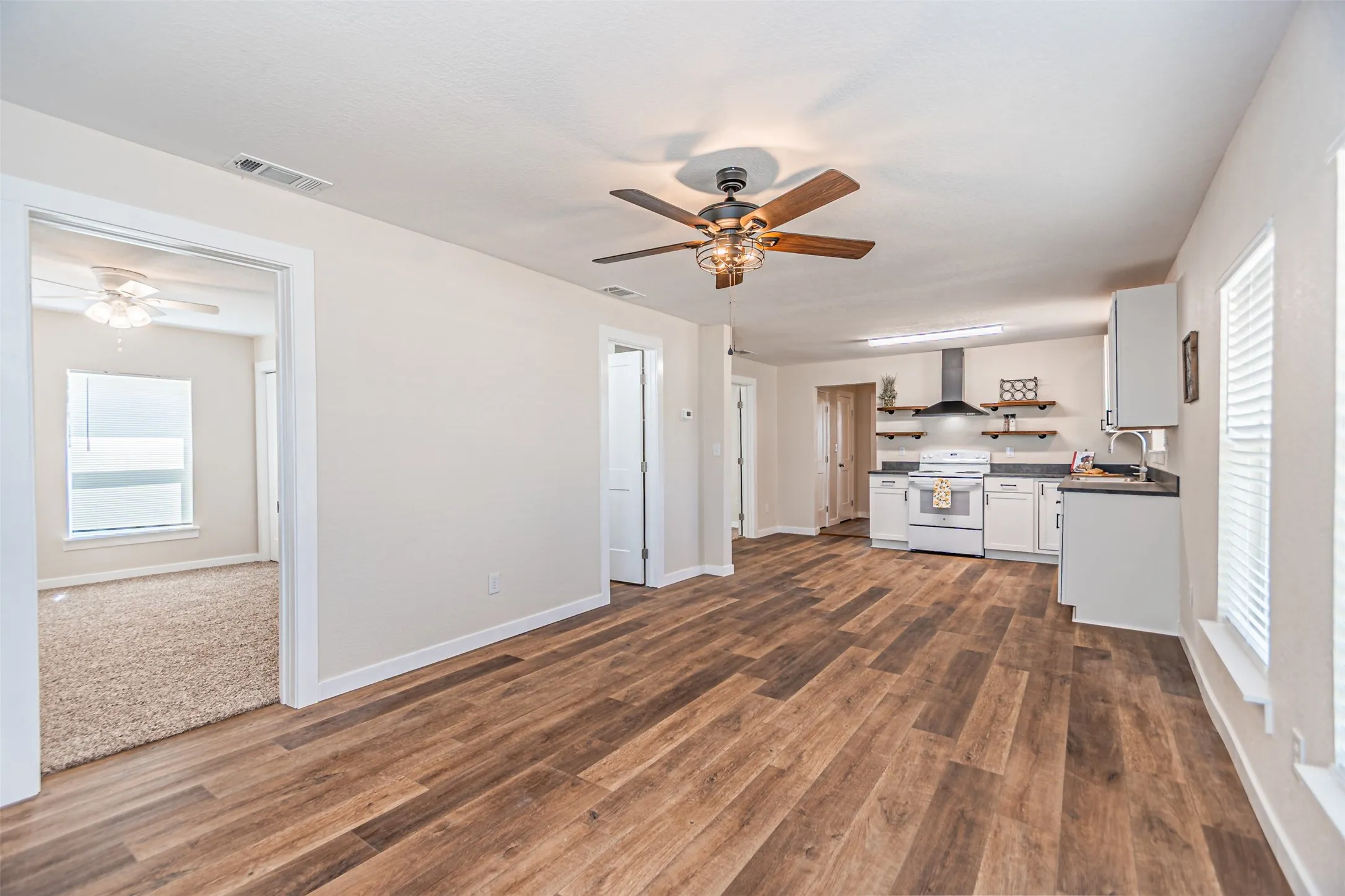 Single Family Residence For Sale in Hood County , 2308 Long Creek Court, Granbury, Texas 76049, 3 Bedroom, 2 Bathroom, Garage spaces, 1,141 Sqft, built in 1980, mls#21381303, Real Estate Agent in Granbury, Homes For Sale in Hood county, Homes For Sale in Granbury, Realtor in Granbury Texas, Real Estate Brokerage Independent Realty Texas, Luminita Cordes Realtor