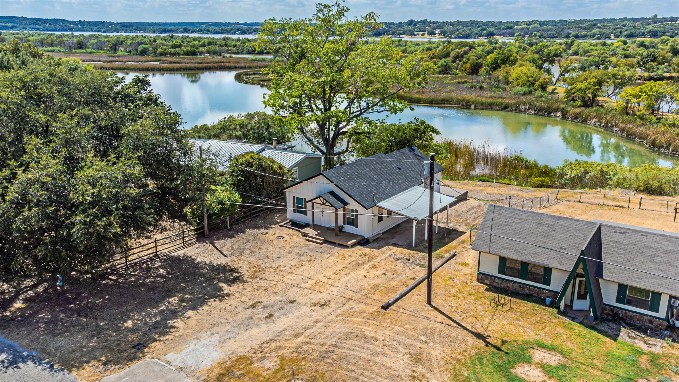 Single Family Residence For Sale in Hood County , 2308 Long Creek Court, Granbury, Texas 76049, 3 Bedroom, 2 Bathroom, Garage spaces, 1,141 Sqft, built in 1980, mls#21381303, Real Estate Agent in Granbury, Homes For Sale in Hood county, Homes For Sale in Granbury, Realtor in Granbury Texas, Real Estate Brokerage Independent Realty Texas, Luminita Cordes Realtor