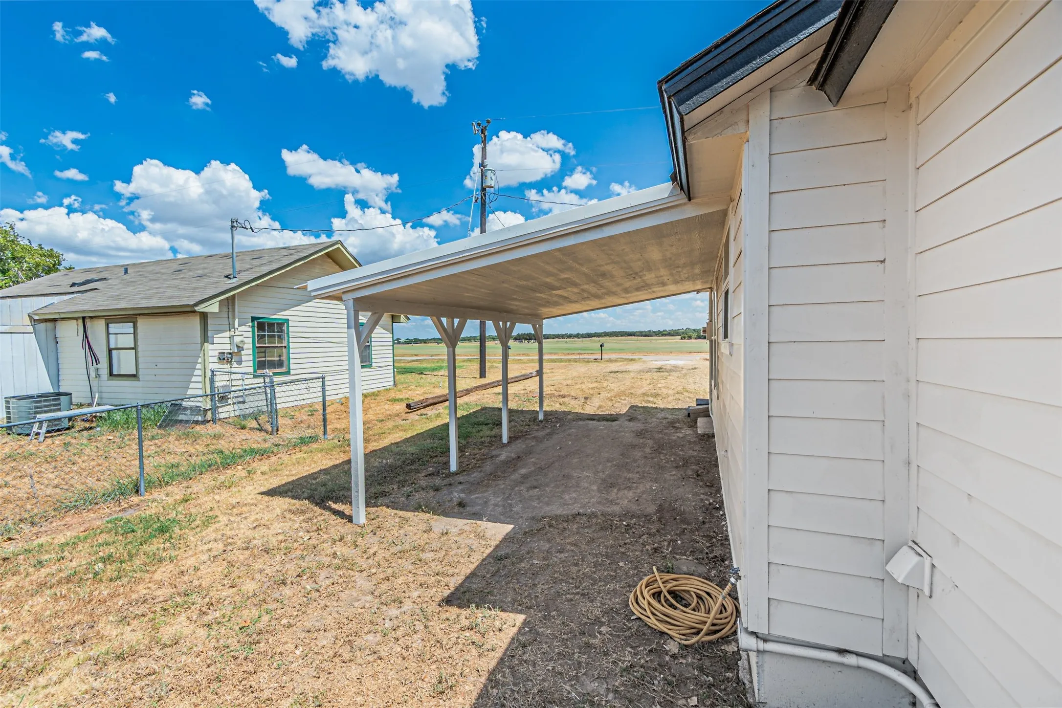 Single Family Residence For Sale in Hood County , 2308 Long Creek Court, Granbury, Texas 76049, 3 Bedroom, 2 Bathroom, Garage spaces, 1,141 Sqft, built in 1980, mls#21381303, Real Estate Agent in Granbury, Homes For Sale in Hood county, Homes For Sale in Granbury, Realtor in Granbury Texas, Real Estate Brokerage Independent Realty Texas, Luminita Cordes Realtor