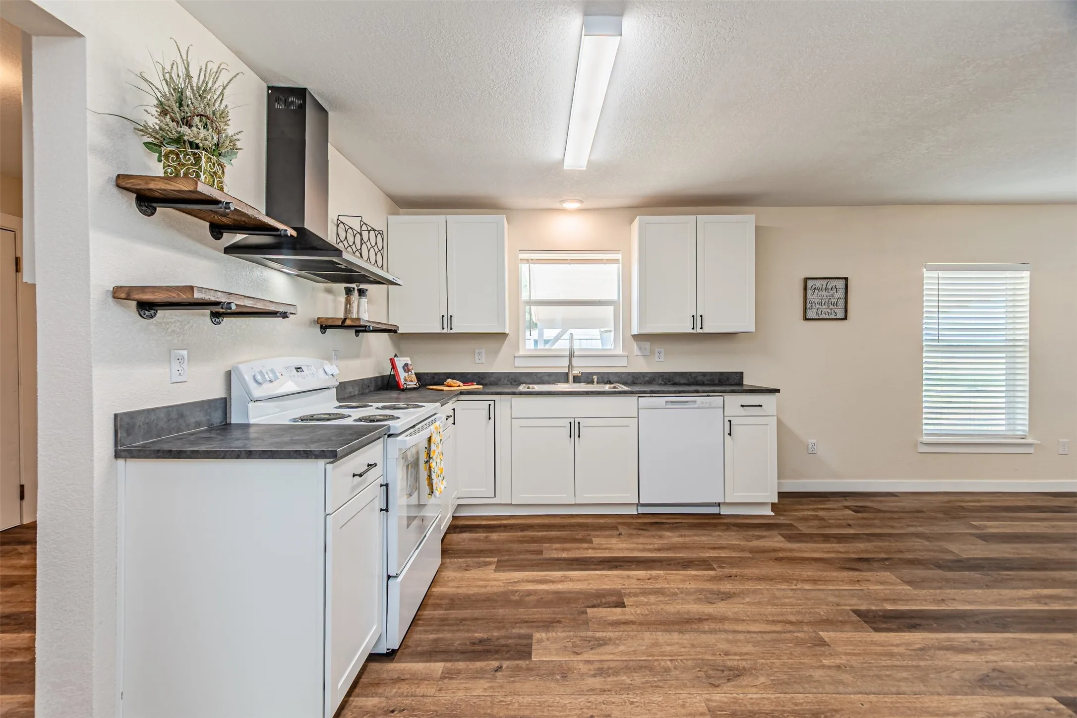 Single Family Residence For Sale in Hood County , 2308 Long Creek Court, Granbury, Texas 76049, 3 Bedroom, 2 Bathroom, Garage spaces, 1,141 Sqft, built in 1980, mls#21381303, Real Estate Agent in Granbury, Homes For Sale in Hood county, Homes For Sale in Granbury, Realtor in Granbury Texas, Real Estate Brokerage Independent Realty Texas, Luminita Cordes Realtor
