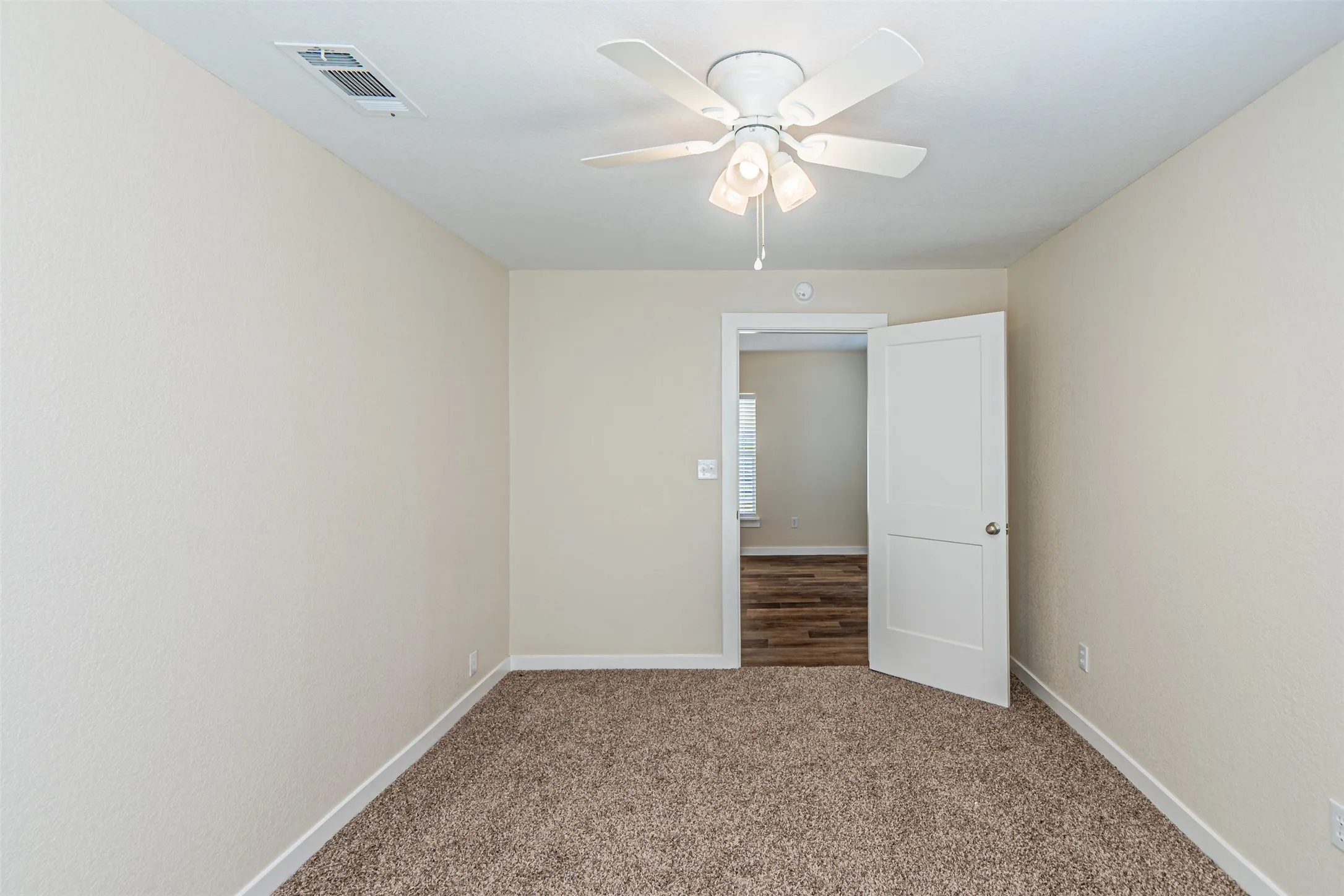 Single Family Residence For Sale in Hood County , 2308 Long Creek Court, Granbury, Texas 76049, 3 Bedroom, 2 Bathroom, Garage spaces, 1,141 Sqft, built in 1980, mls#21381303, Real Estate Agent in Granbury, Homes For Sale in Hood county, Homes For Sale in Granbury, Realtor in Granbury Texas, Real Estate Brokerage Independent Realty Texas, Luminita Cordes Realtor