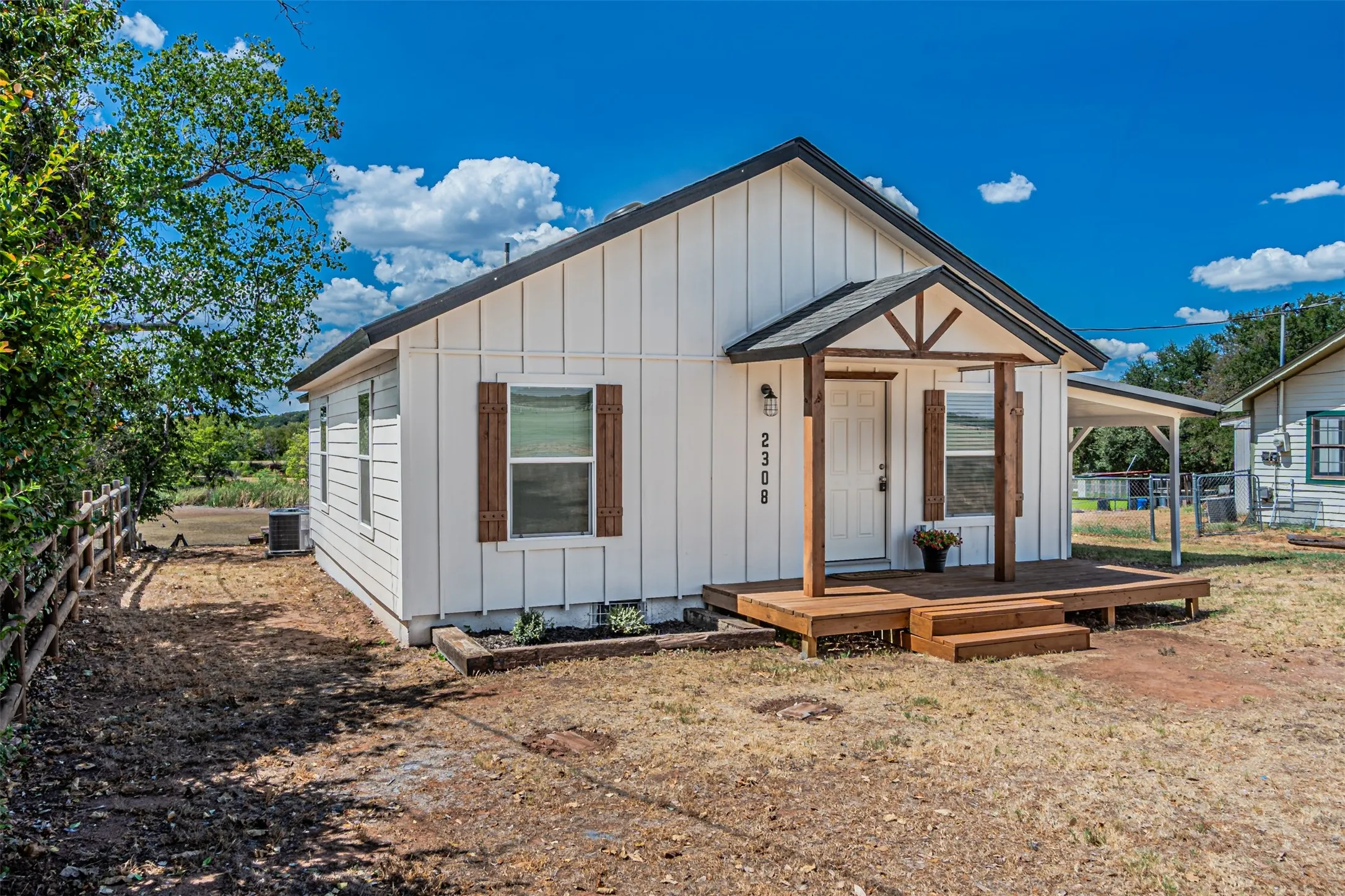 Single Family Residence For Sale in Hood County , 2308 Long Creek Court, Granbury, Texas 76049, 3 Bedroom, 2 Bathroom, Garage spaces, 1,141 Sqft, built in 1980, mls#21381303, Real Estate Agent in Granbury, Homes For Sale in Hood county, Homes For Sale in Granbury, Realtor in Granbury Texas, Real Estate Brokerage Independent Realty Texas, Luminita Cordes Realtor
