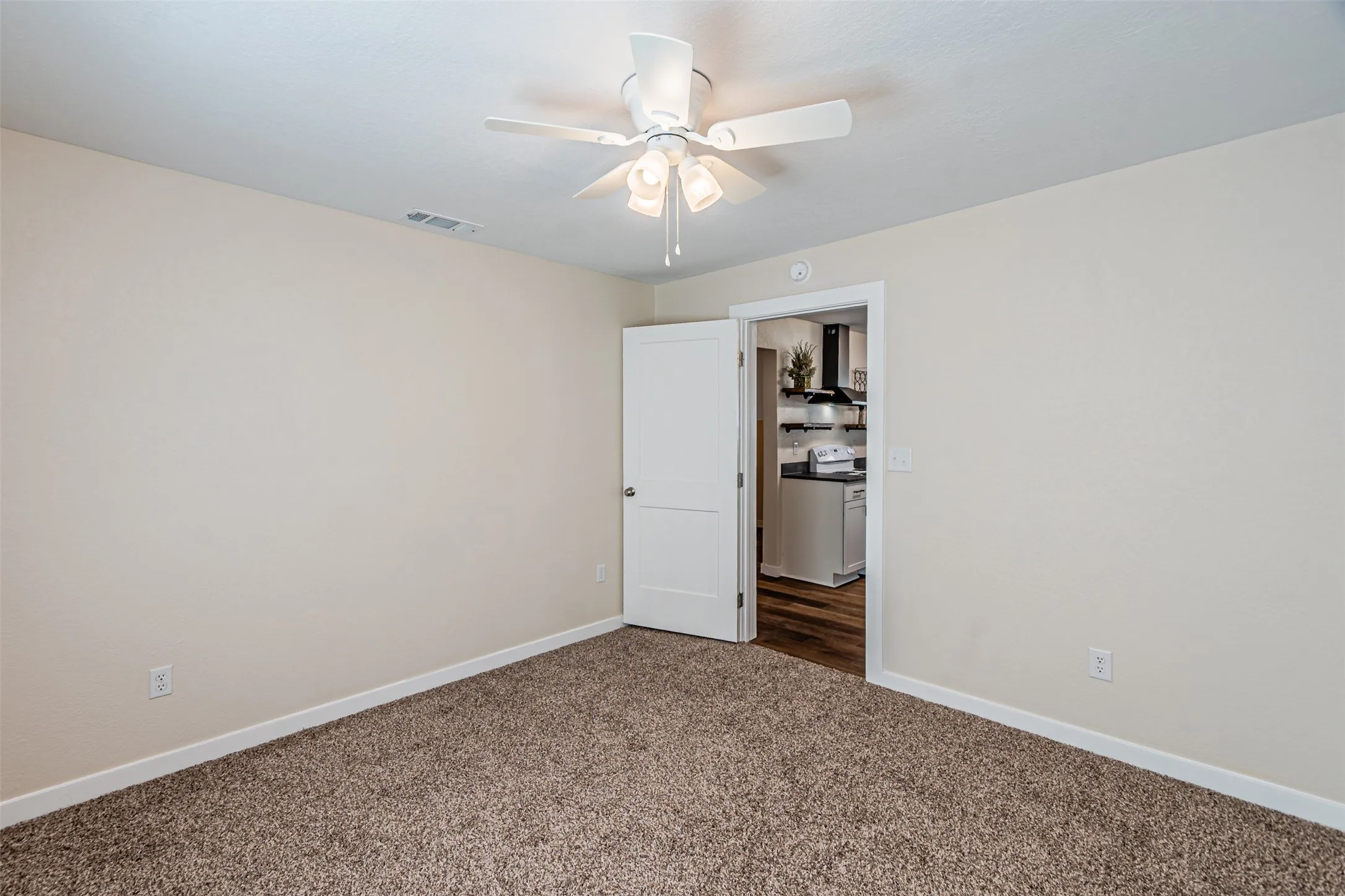 Single Family Residence For Sale in Hood County , 2308 Long Creek Court, Granbury, Texas 76049, 3 Bedroom, 2 Bathroom, Garage spaces, 1,141 Sqft, built in 1980, mls#21381303, Real Estate Agent in Granbury, Homes For Sale in Hood county, Homes For Sale in Granbury, Realtor in Granbury Texas, Real Estate Brokerage Independent Realty Texas, Luminita Cordes Realtor