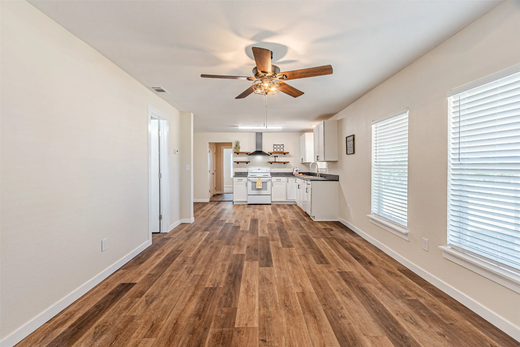Single Family Residence For Sale in Hood County , 2308 Long Creek Court, Granbury, Texas 76049, 3 Bedroom, 2 Bathroom, Garage spaces, 1,141 Sqft, built in 1980, mls#21381303, Real Estate Agent in Granbury, Homes For Sale in Hood county, Homes For Sale in Granbury, Realtor in Granbury Texas, Real Estate Brokerage Independent Realty Texas, Luminita Cordes Realtor