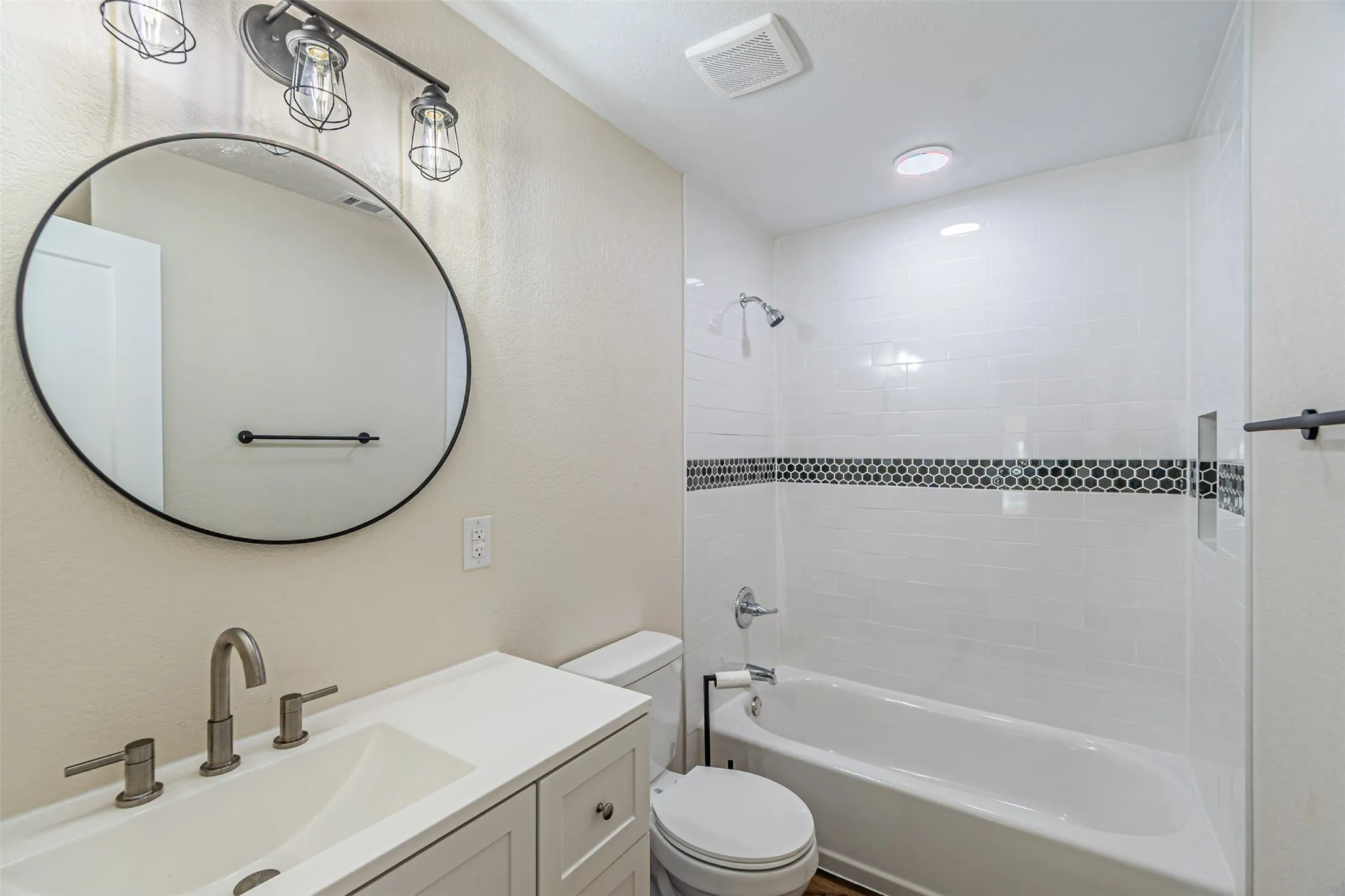Single Family Residence For Sale in Hood County , 2308 Long Creek Court, Granbury, Texas 76049, 3 Bedroom, 2 Bathroom, Garage spaces, 1,141 Sqft, built in 1980, mls#21381303, Real Estate Agent in Granbury, Homes For Sale in Hood county, Homes For Sale in Granbury, Realtor in Granbury Texas, Real Estate Brokerage Independent Realty Texas, Luminita Cordes Realtor