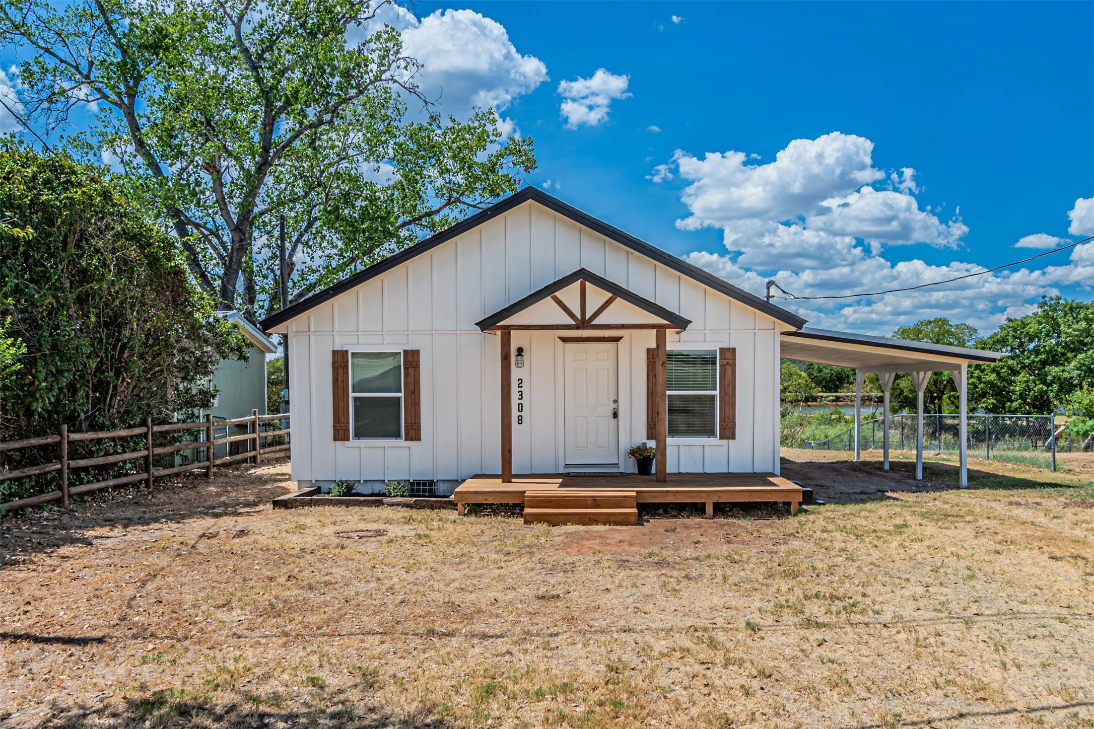 Single Family Residence For Sale in Hood County , 2308 Long Creek Court, Granbury, Texas 76049, 3 Bedroom, 2 Bathroom, Garage spaces, 1,141 Sqft, built in 1980, mls#21381303, Real Estate Agent in Granbury, Homes For Sale in Hood county, Homes For Sale in Granbury, Realtor in Granbury Texas, Real Estate Brokerage Independent Realty Texas, Luminita Cordes Realtor